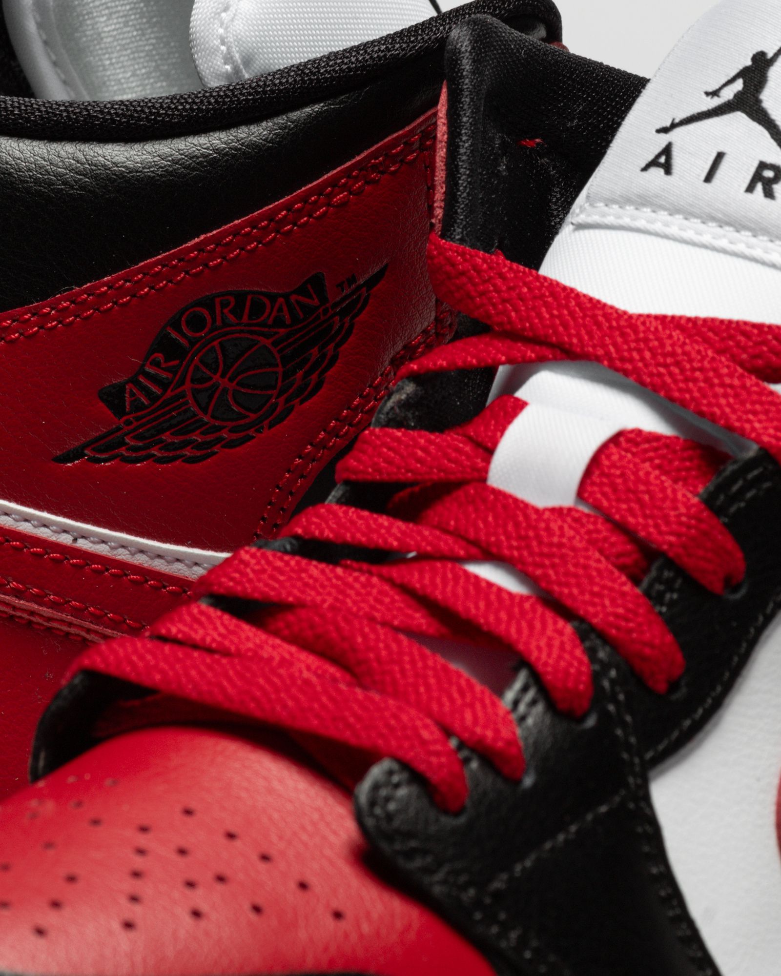 WMNS Air Jordan 1 Mid "Bred Toe"