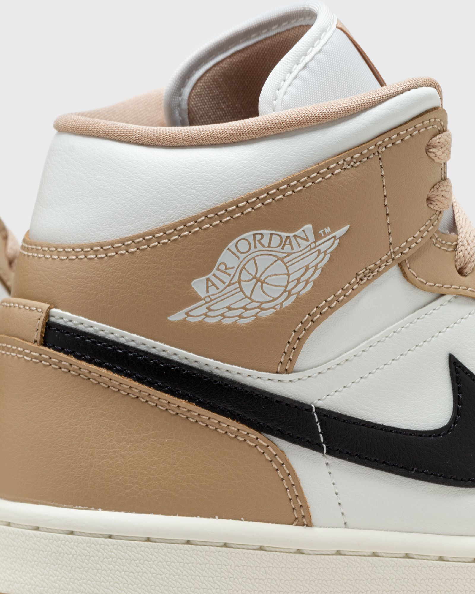 Wmns Air Jordan 1 Mid 