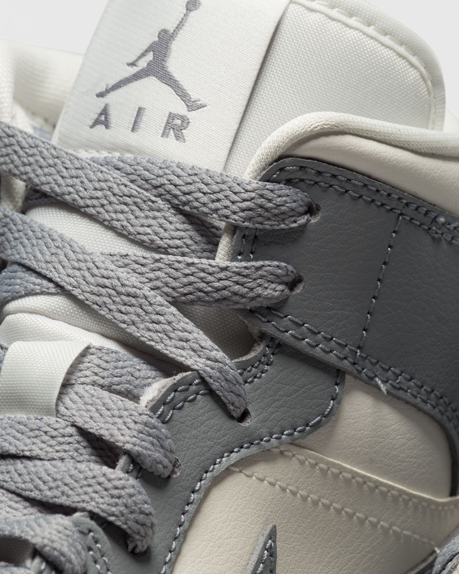 WMNS Air Jordan 1 Mid