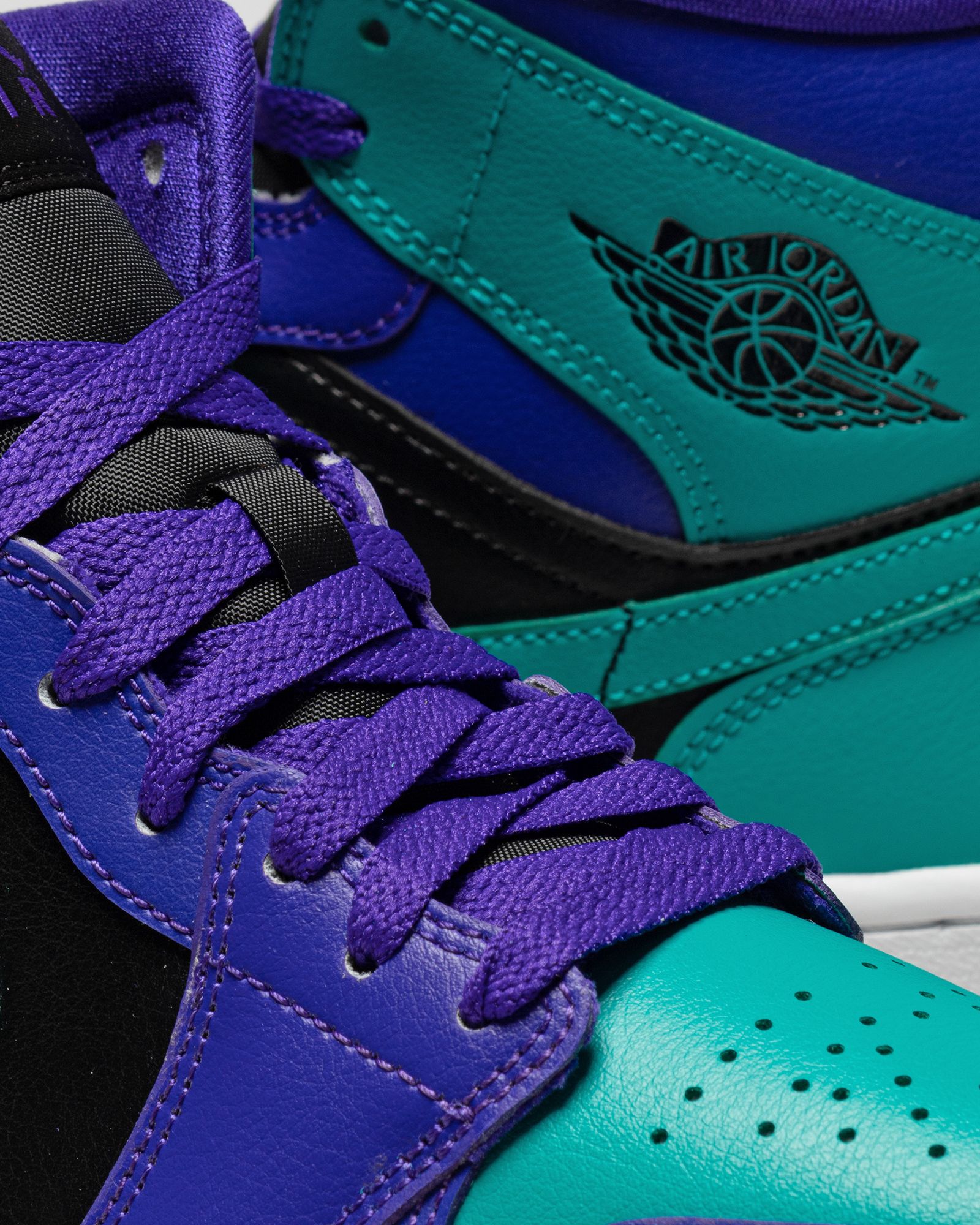 WMNS Air Jordan 1 Mid