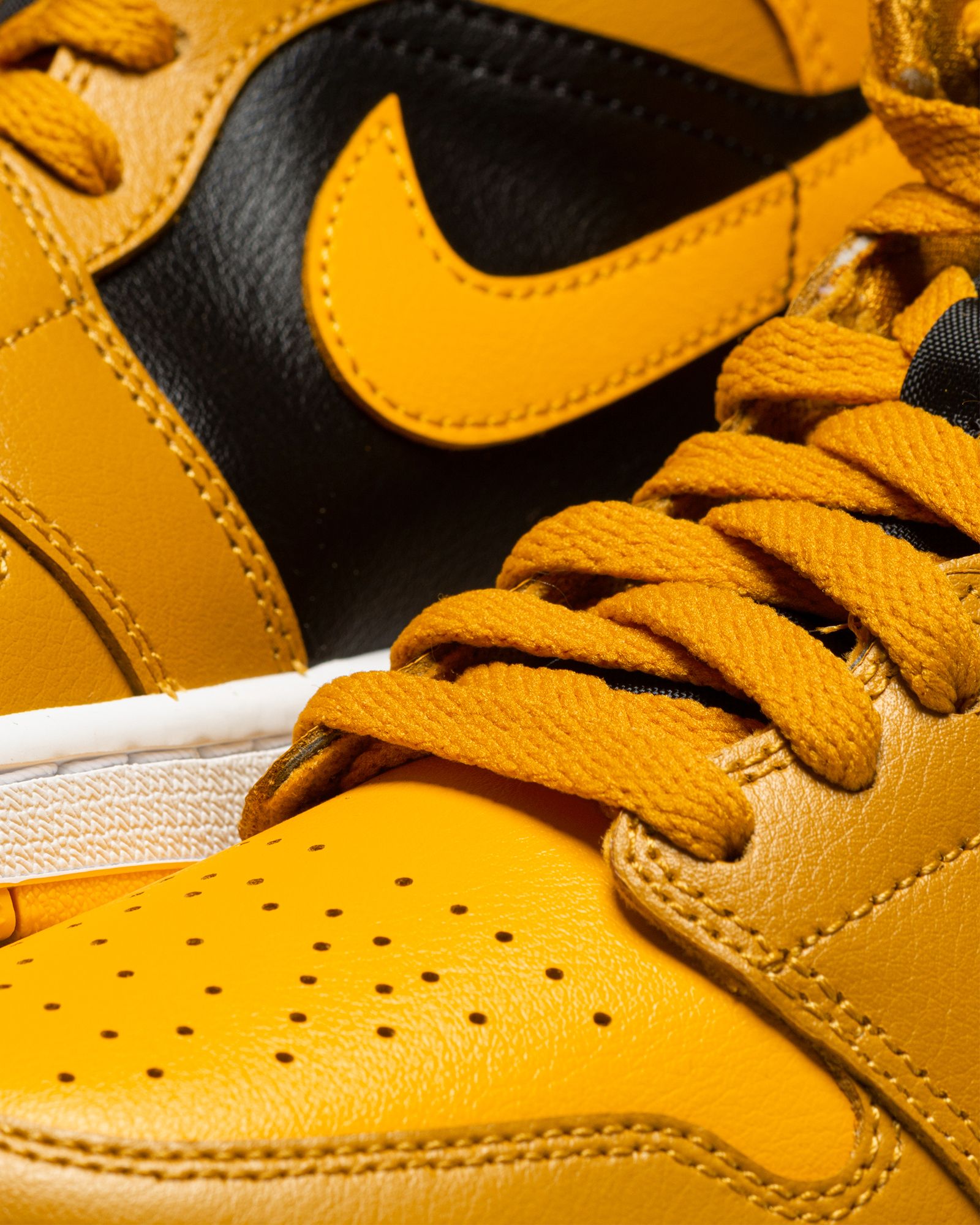 WMNS Air Jordan 1 Mid