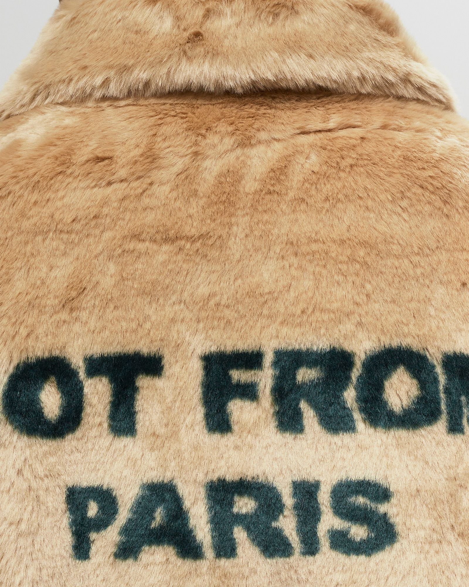 La Fausse Fourrure Slogan