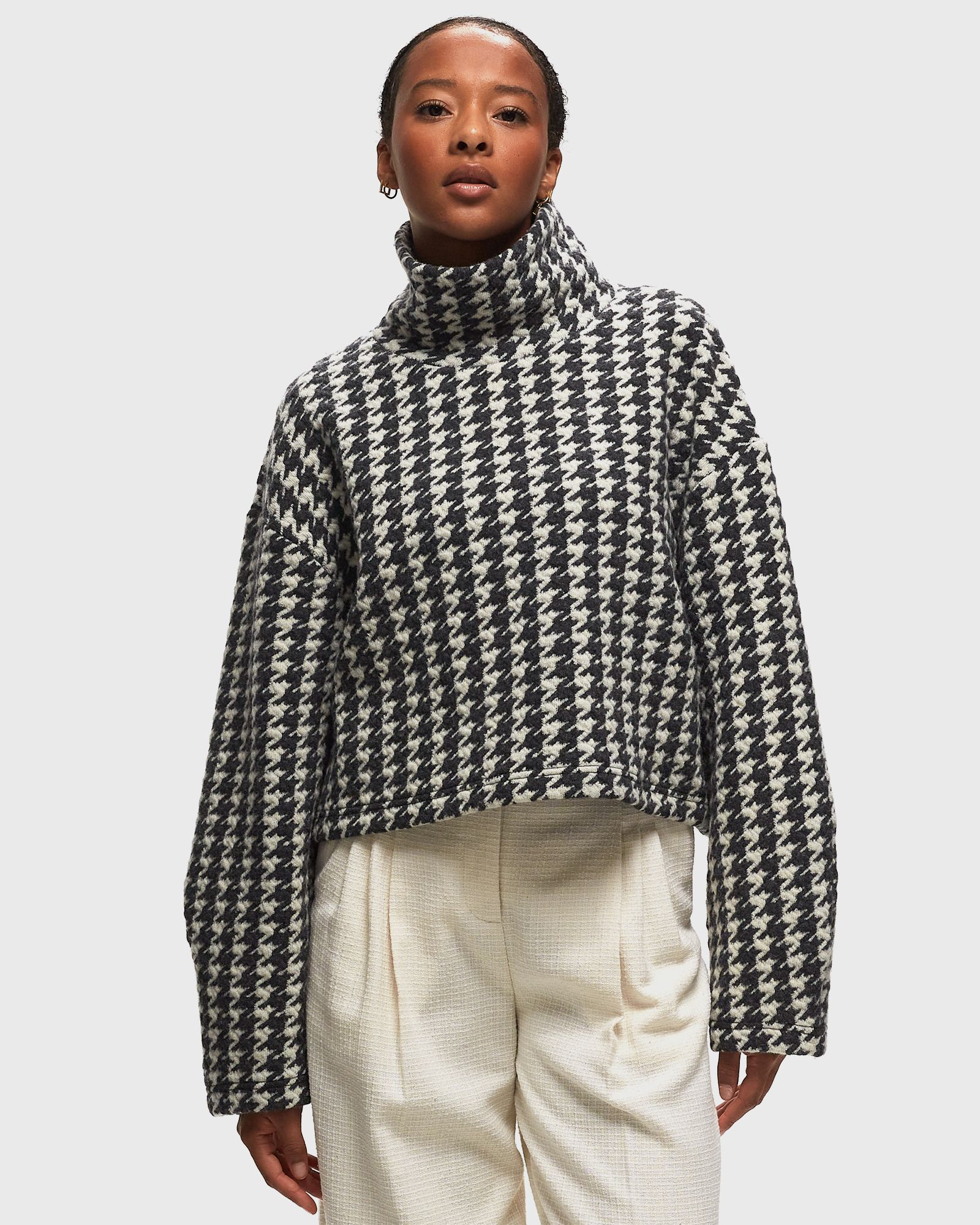 HIGH NECK SWEATSHIRT