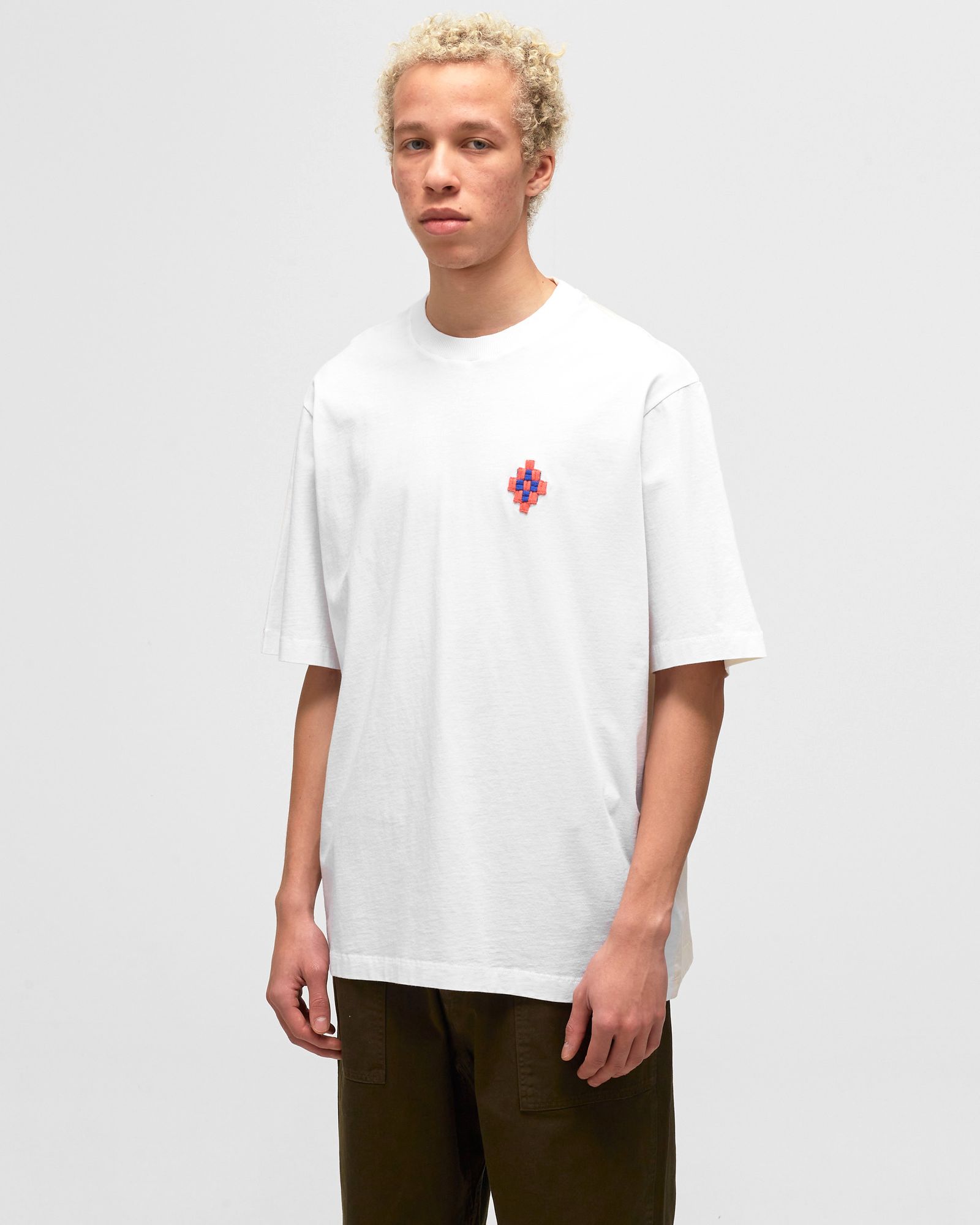 CROSS PATCH OVER T-SHIRT