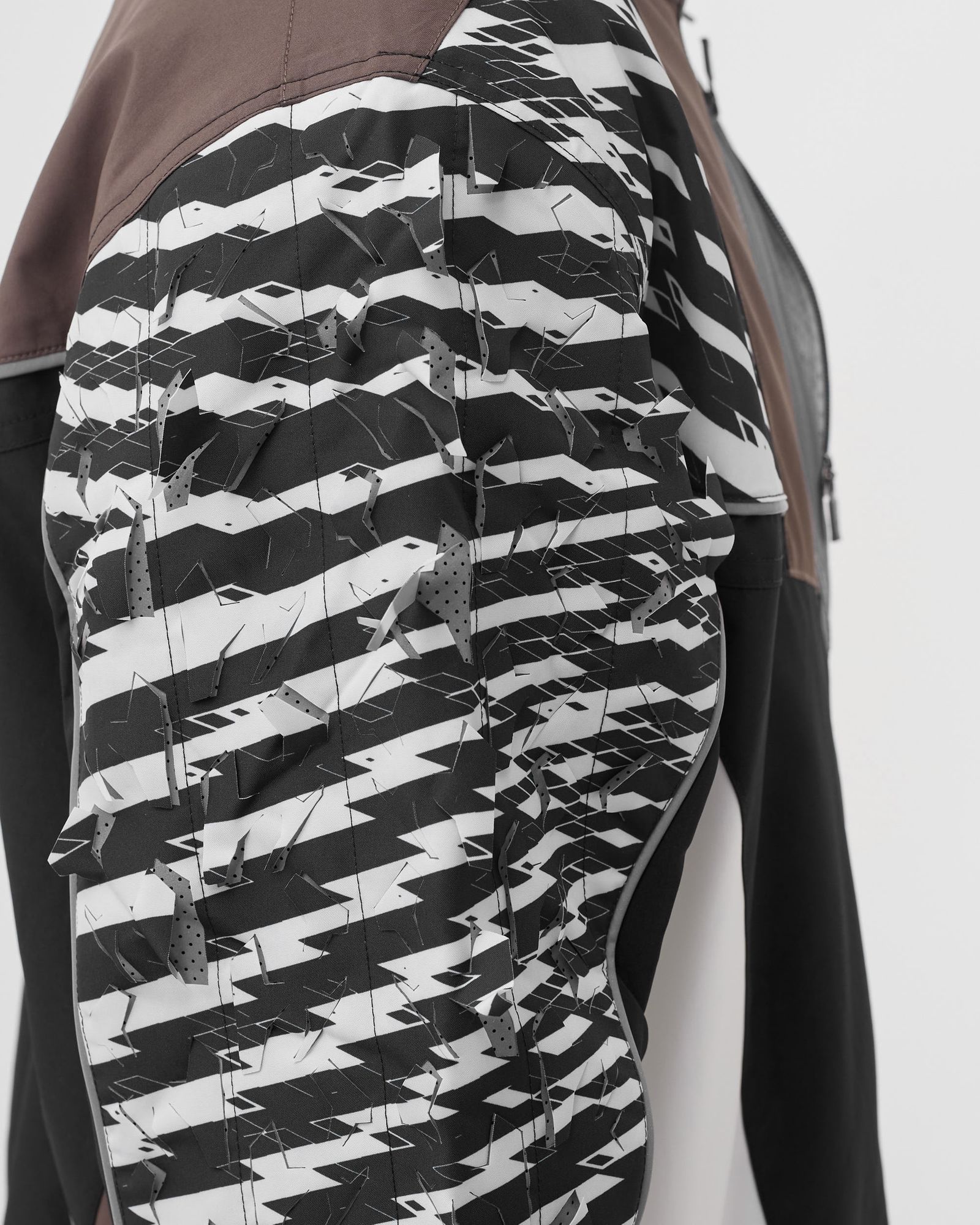 DT7010 ACRONYM×NIKE WOVEN JACKET Nike x ACRONYM Track Woven Jacket | Early Look & Overview