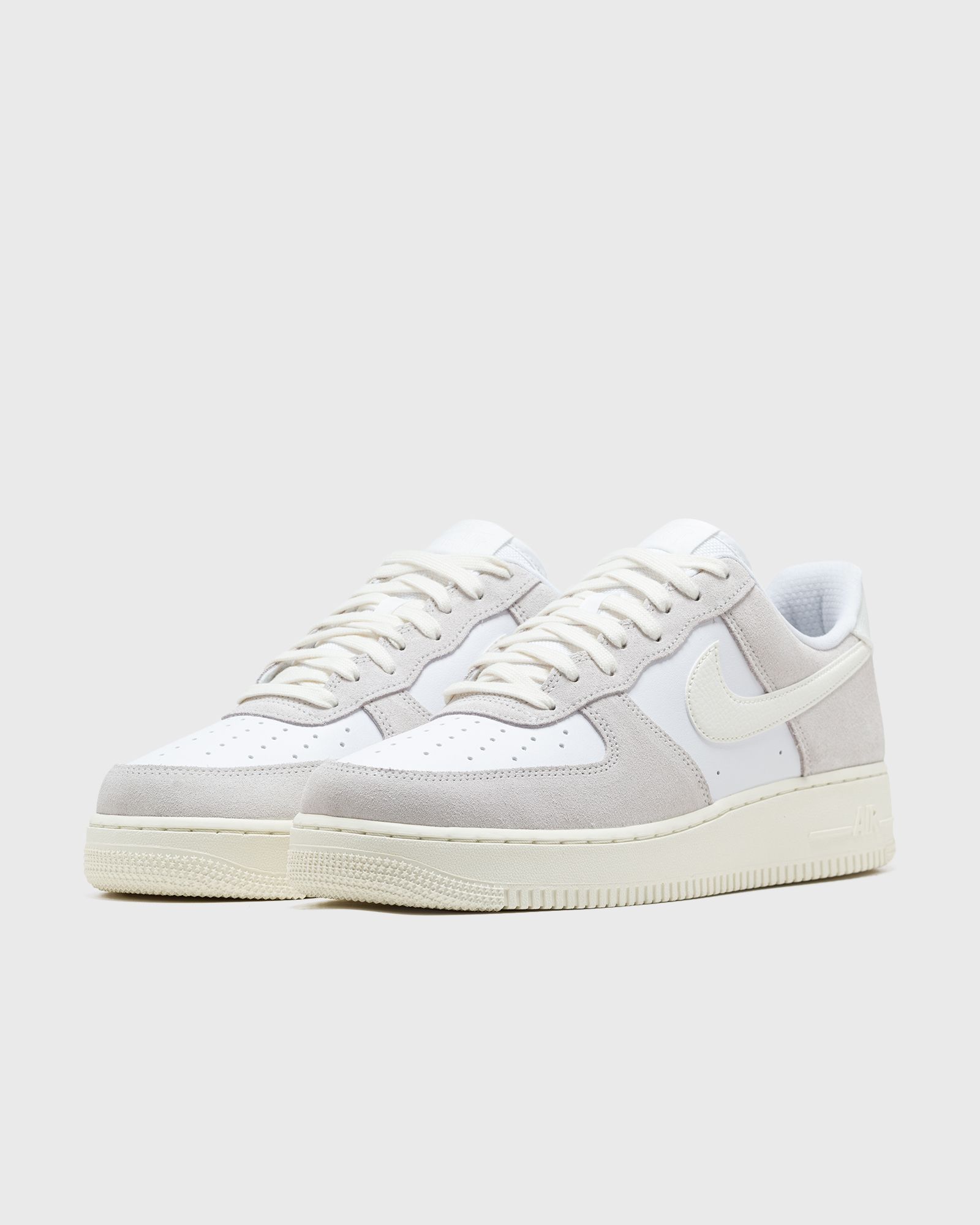 NIKE AIR FORCE 1 LV8