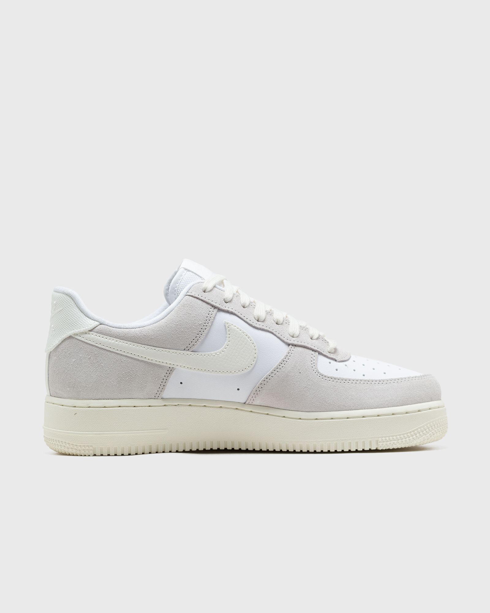 NIKE AIR FORCE 1 LV8