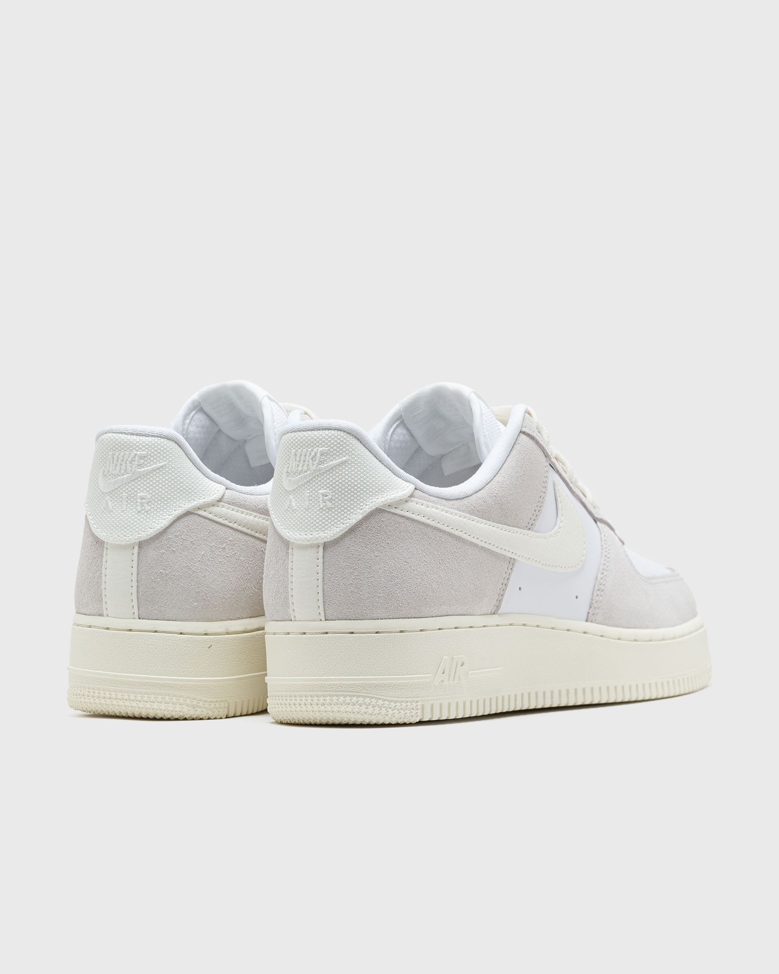 NIKE AIR FORCE 1 LV8