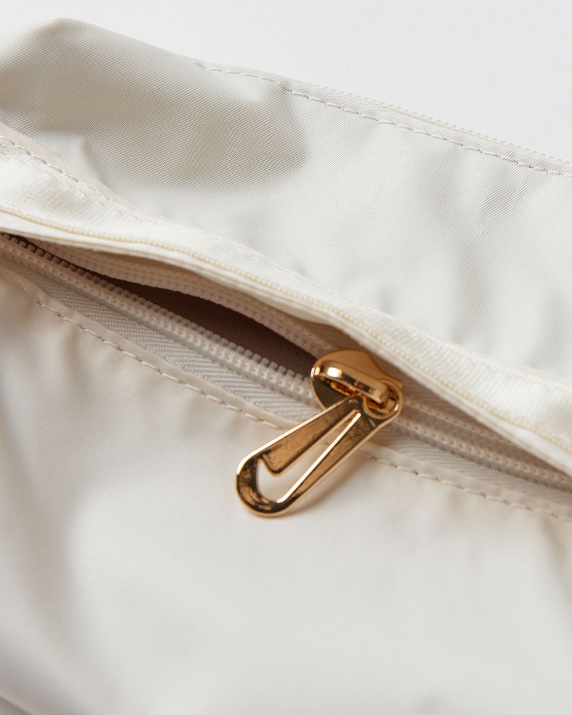 Nike WMNS Futura Luxe Crossbody Bag (1L) White | BSTN Store