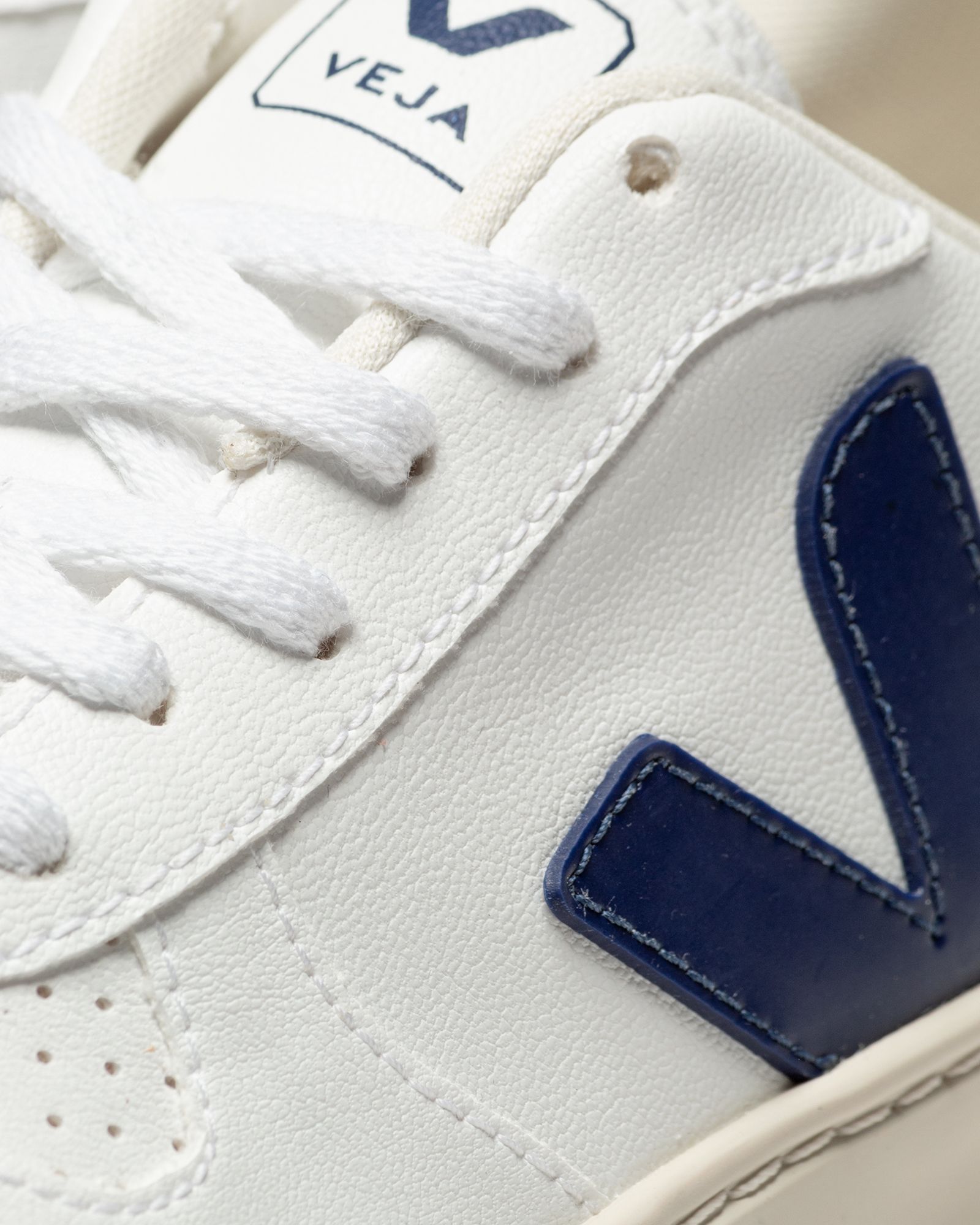 SMALL V-10 LACES CWL