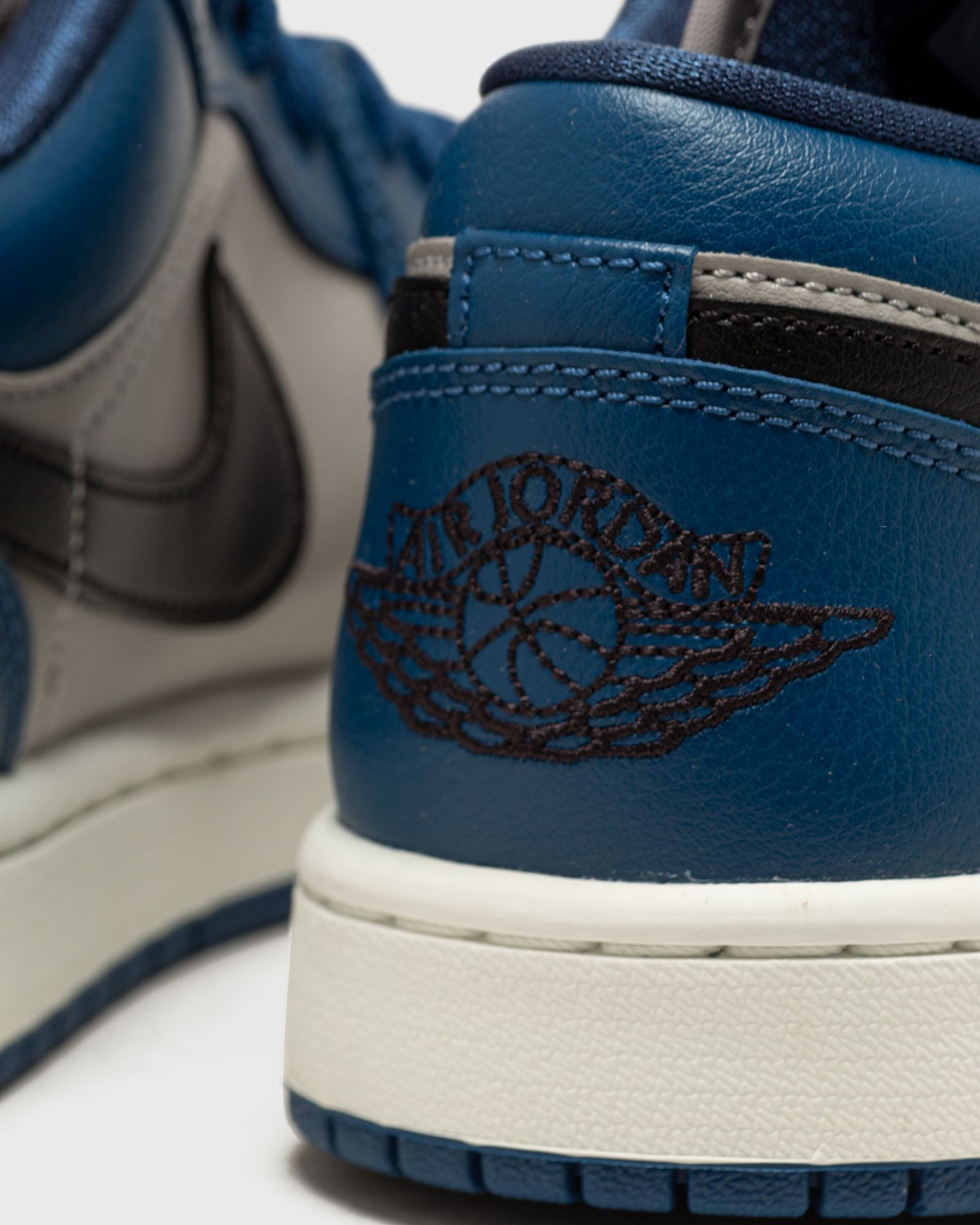 WMNS AIR JORDAN 1 LOW