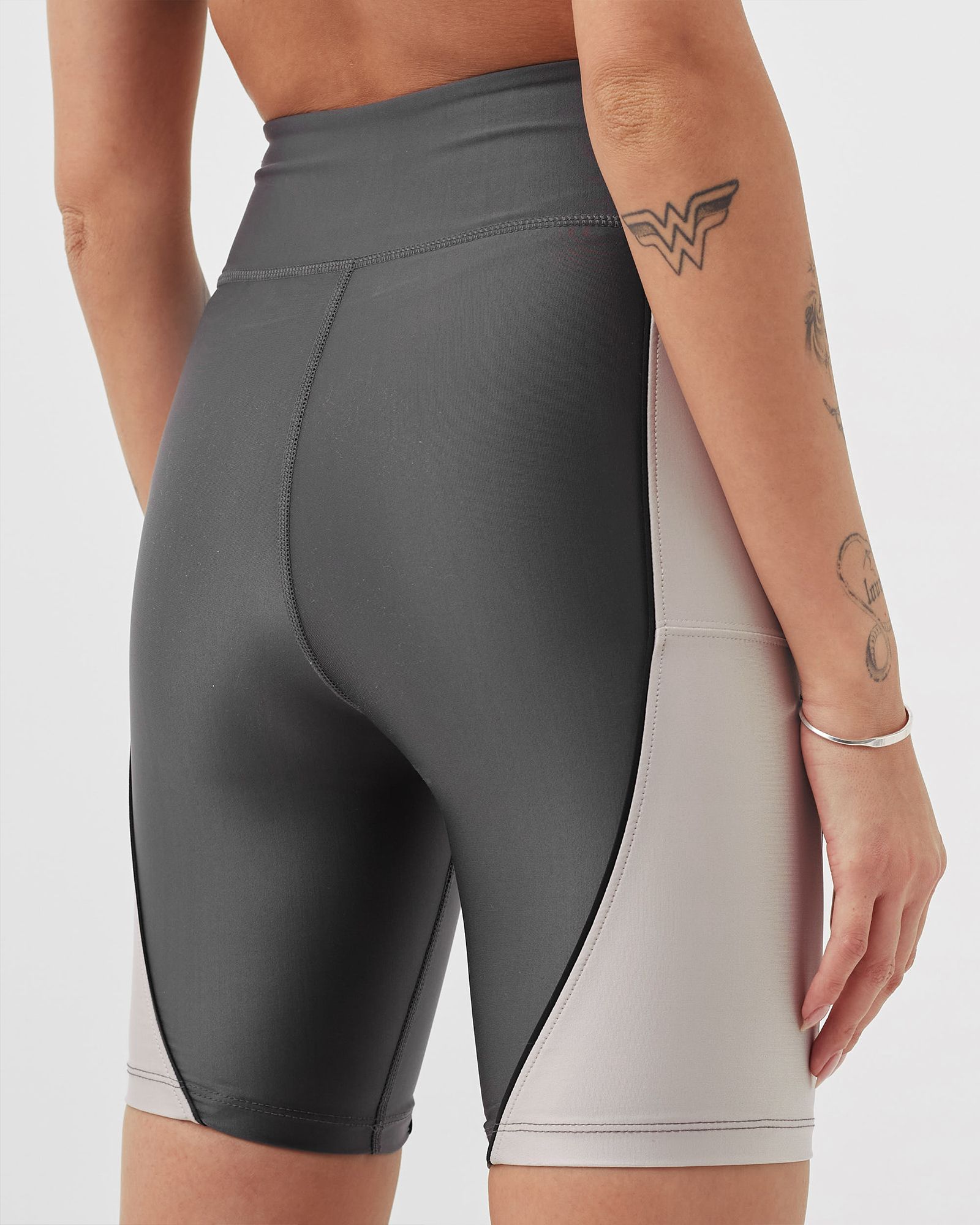 WMNS Essential Mid-Rise Bike Shorts