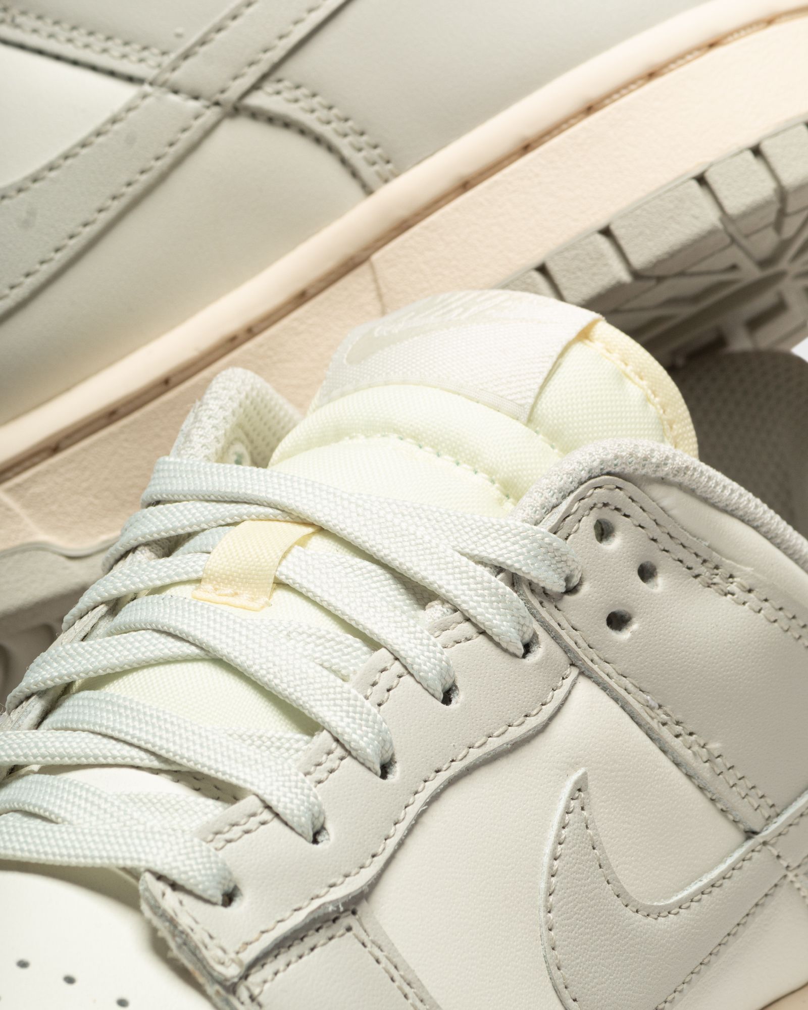 WMNS Dunk Low 'LIGHT BONE'