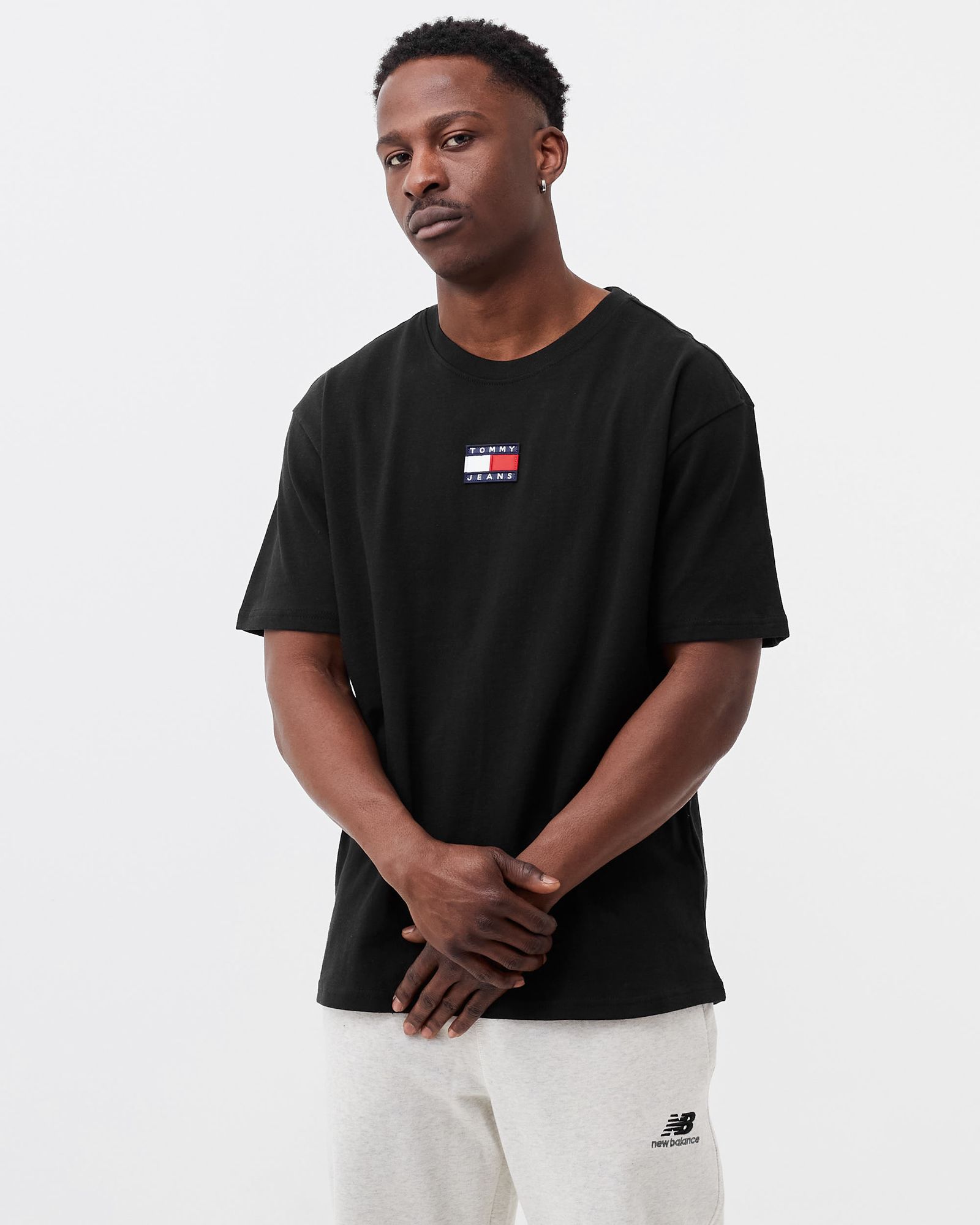 TOMMY BADGE TEE