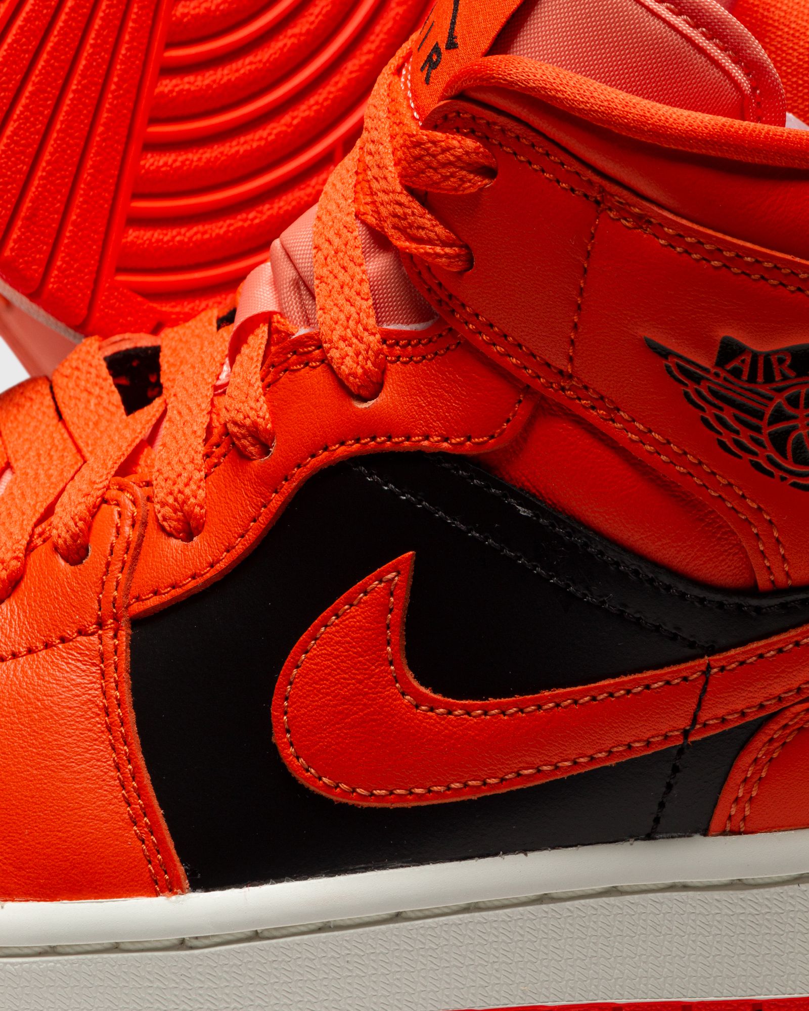 WMNS AIR JORDAN 1 MID SE