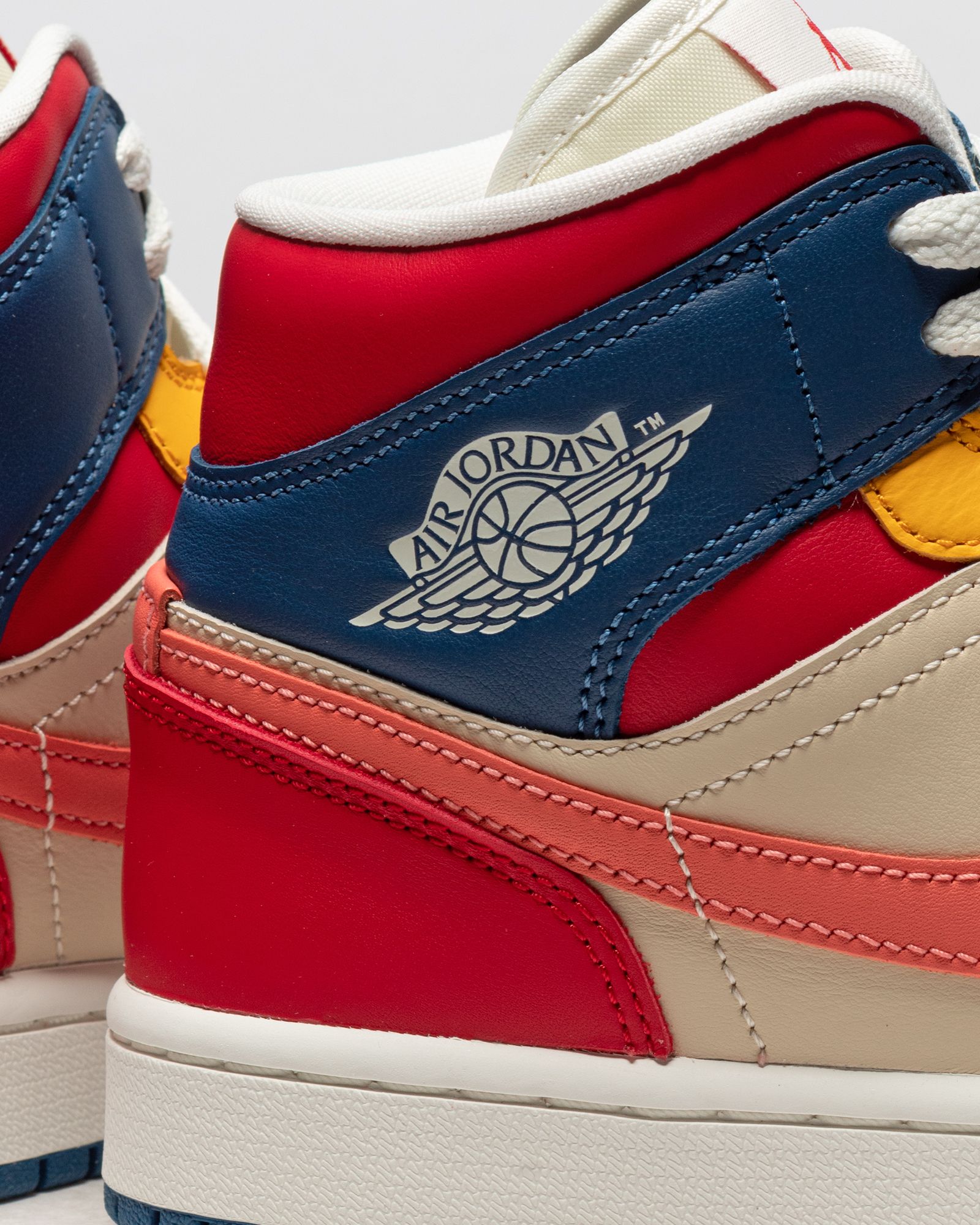 WMNS Air Jordan 1 Mid SE