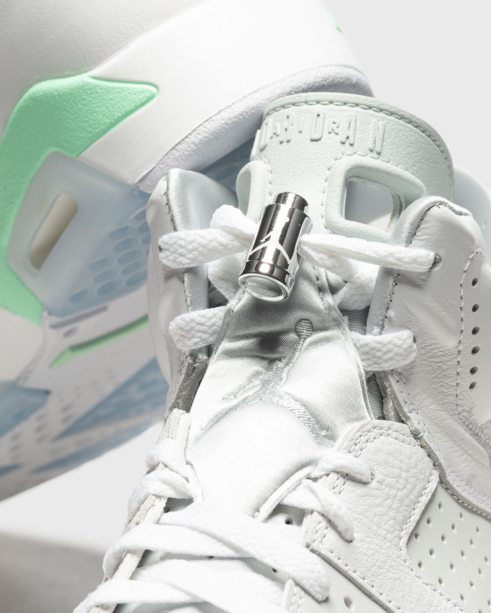WMNS AIR JORDAN 6 RETRO "MINT FOAM"
