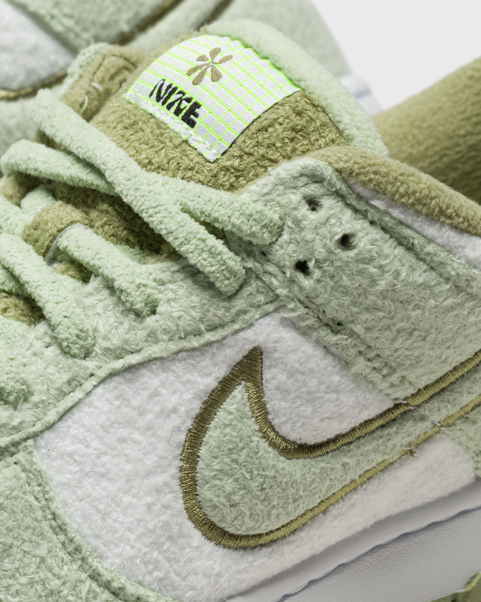 WMNS DUNK LOW SE CC 'Fleece Green'