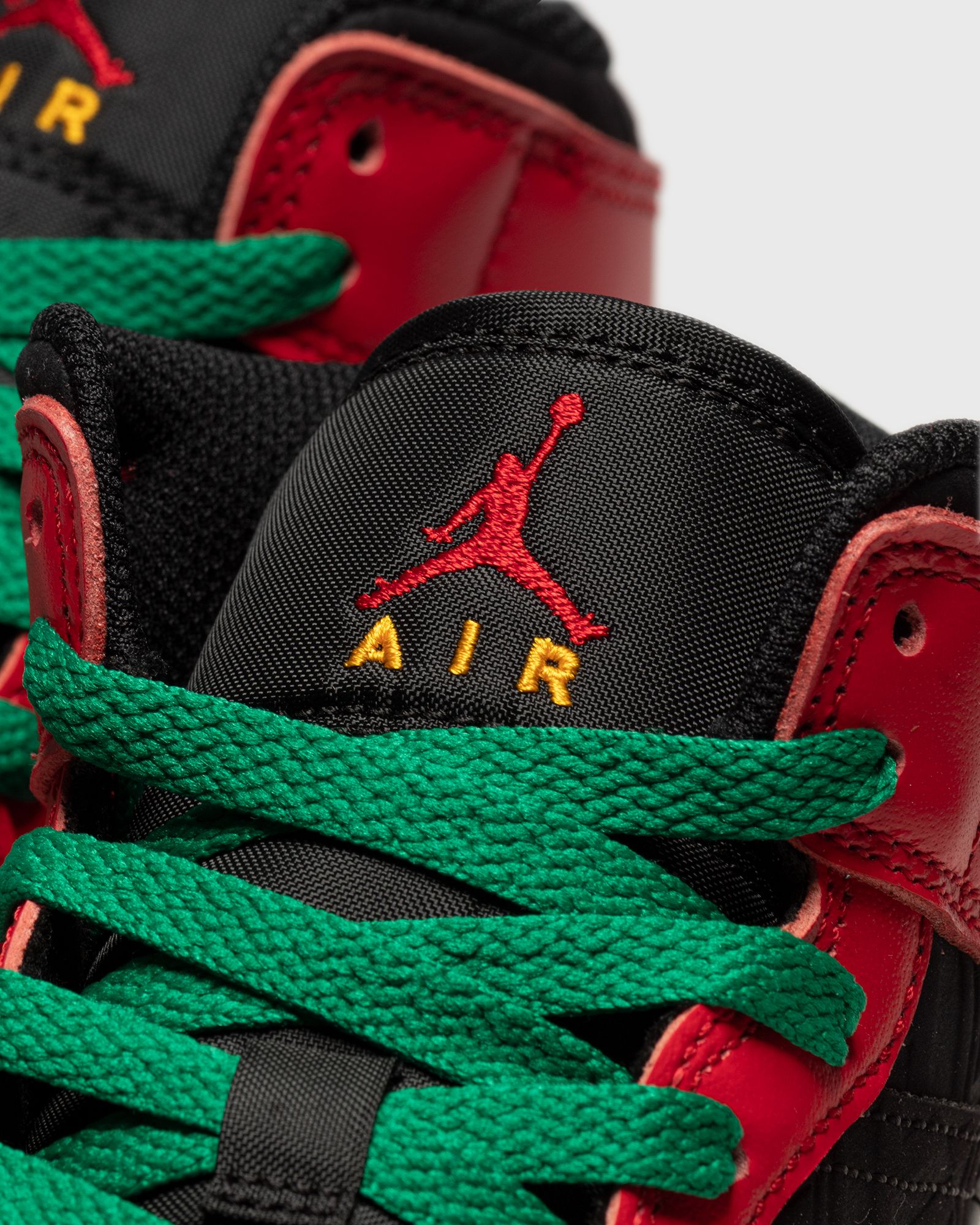 AIR JORDAN 1 MID SE (GS)