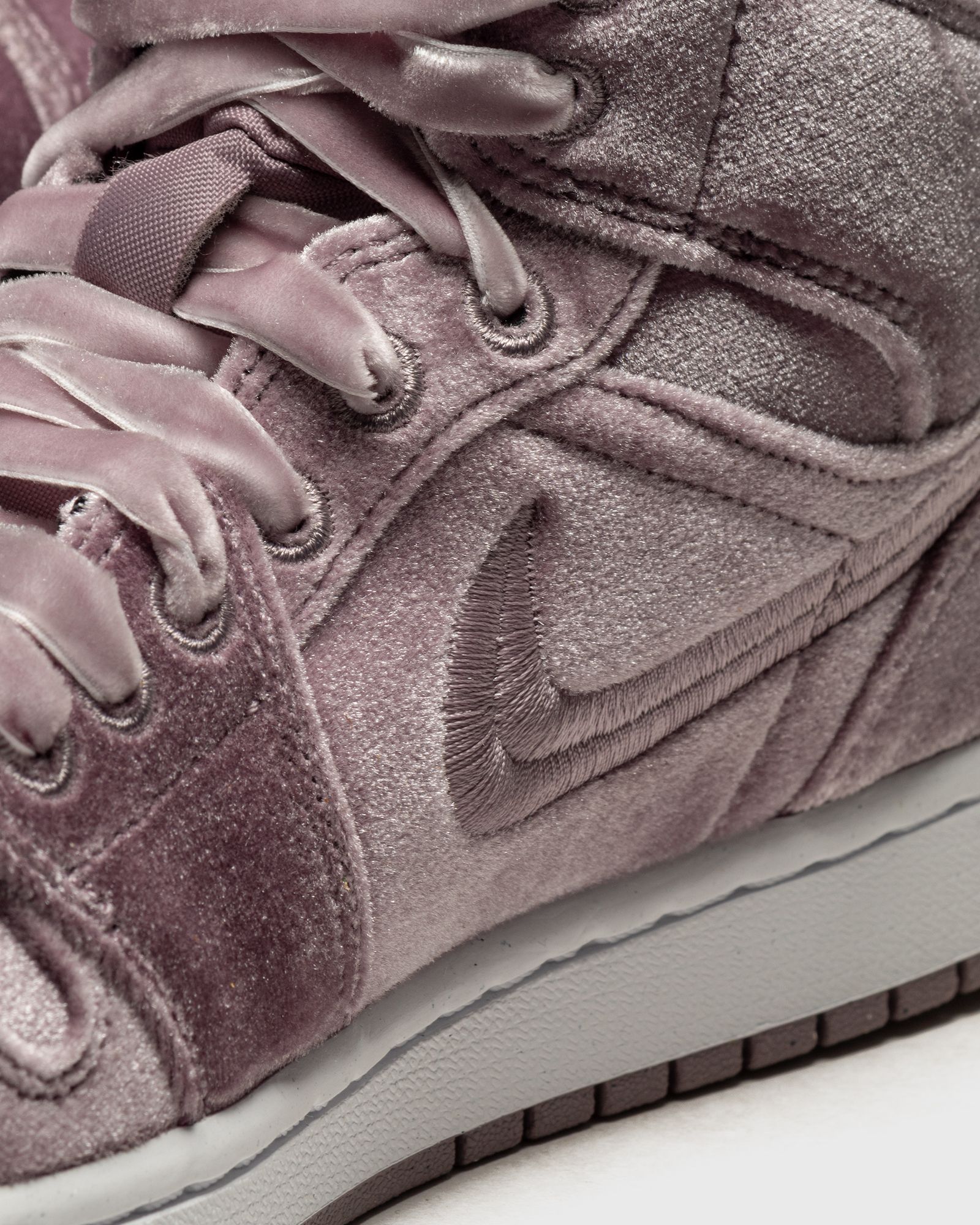 WMNS Air Jordan 1 Mid SE