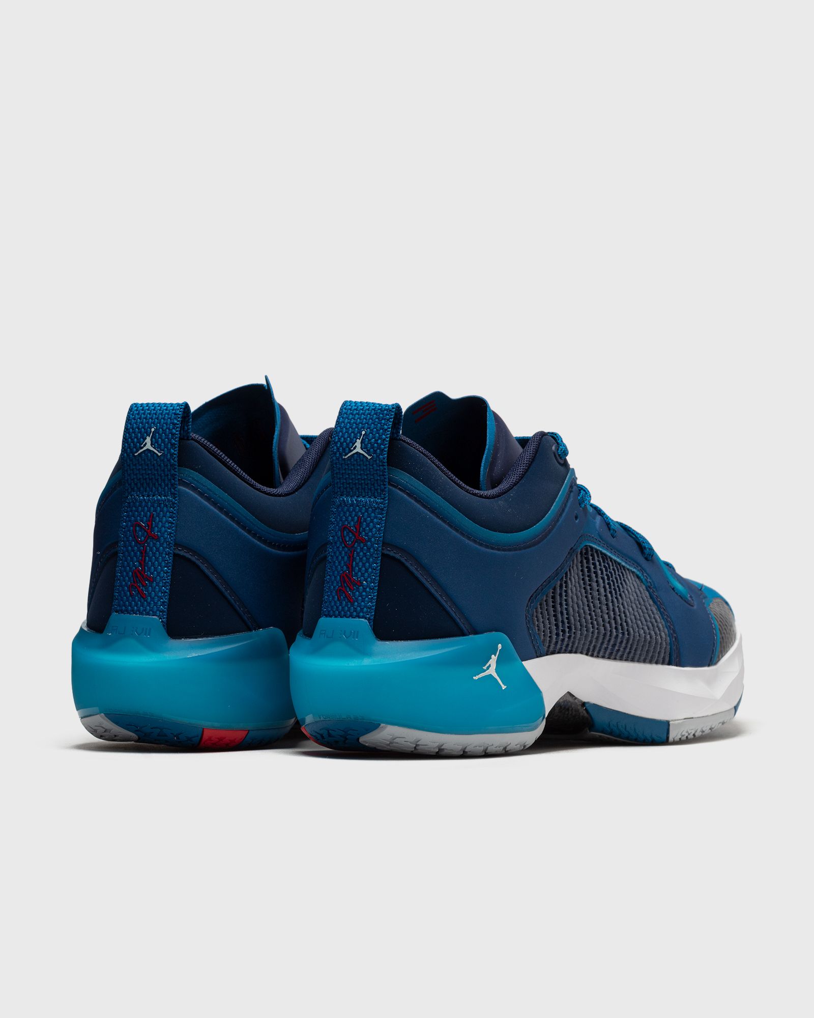 AIR JORDAN XXXVII LOW