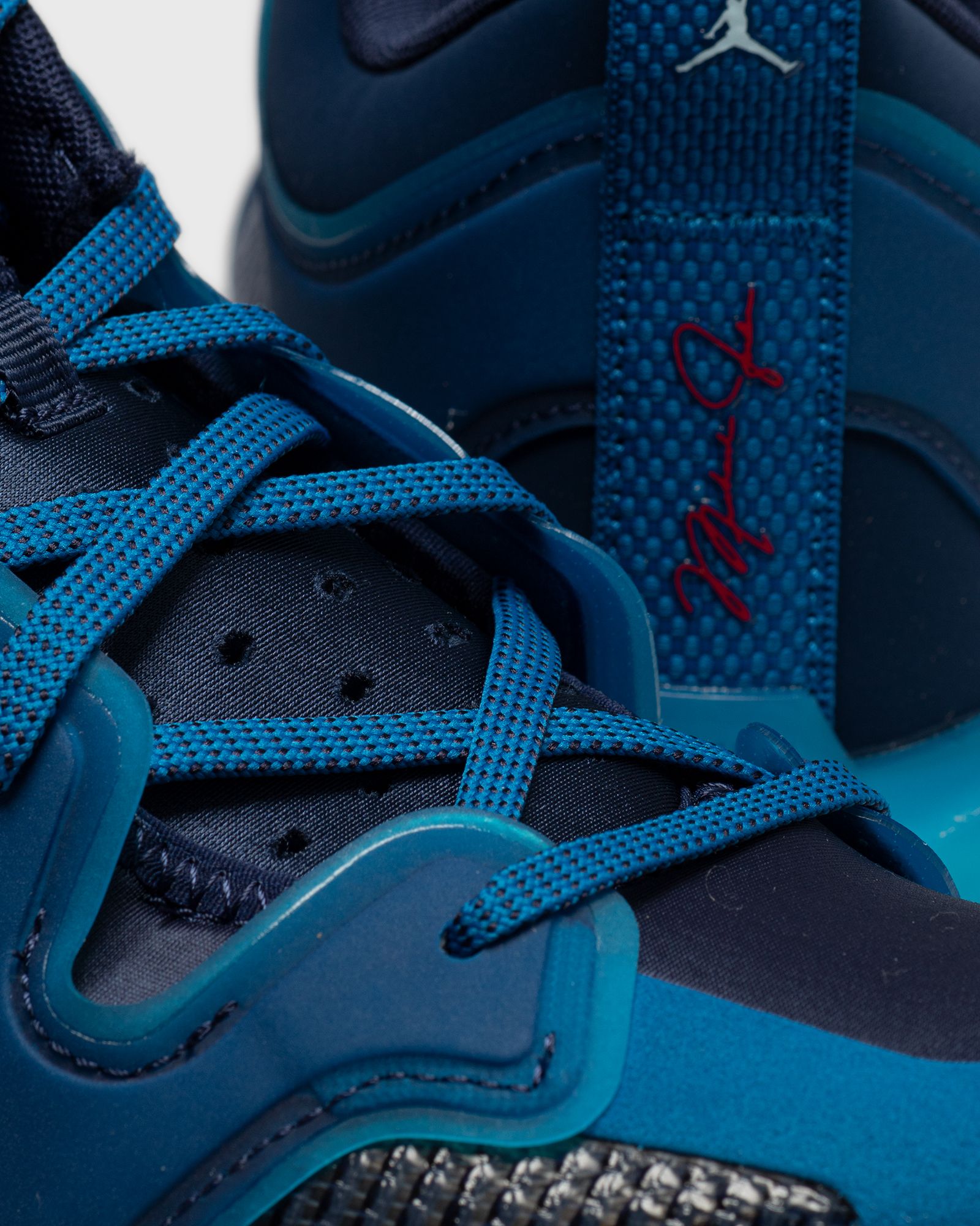 AIR JORDAN XXXVII LOW