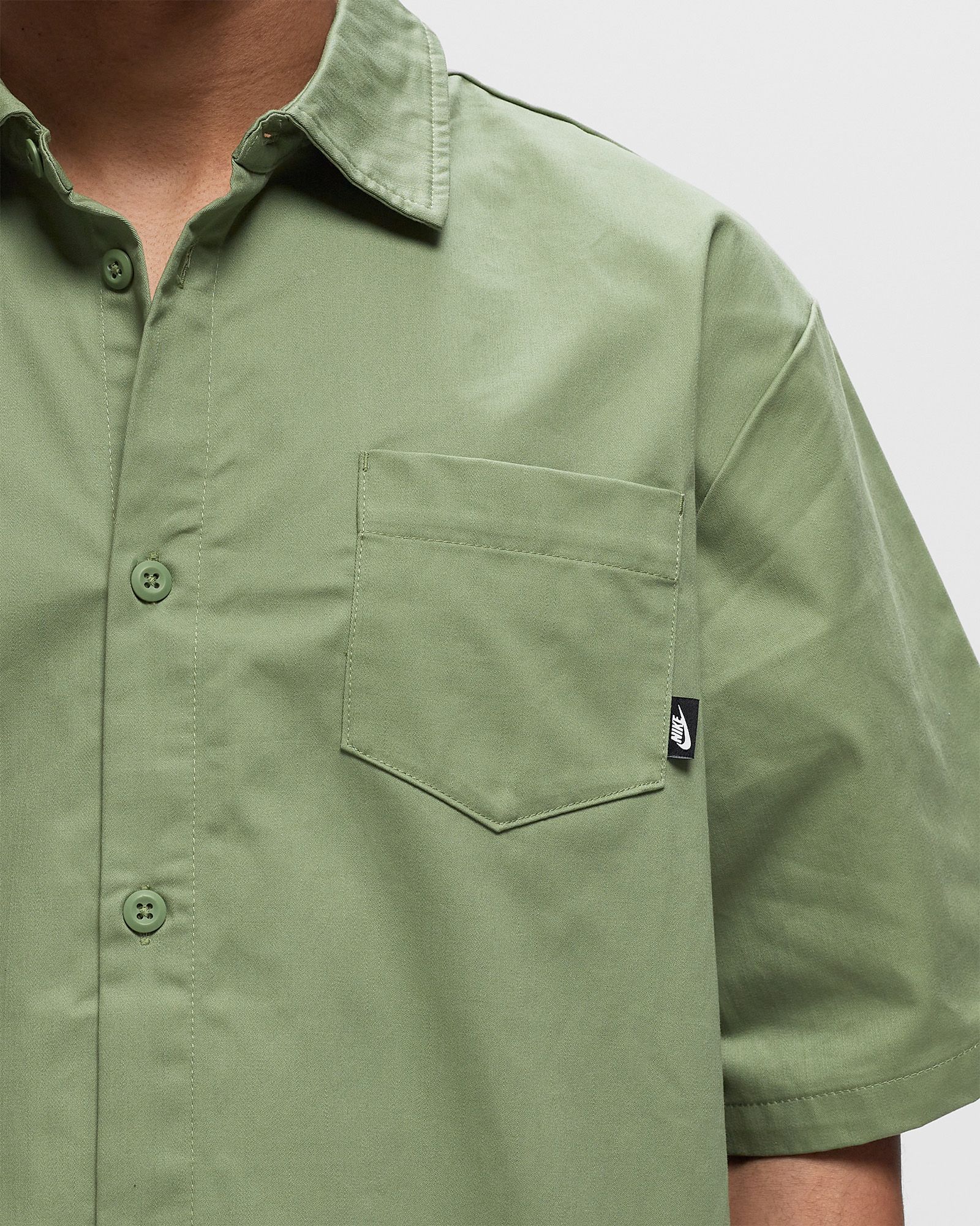 CLUB BUTTON DOWN WOVEN SHORTSLEEVE TOP