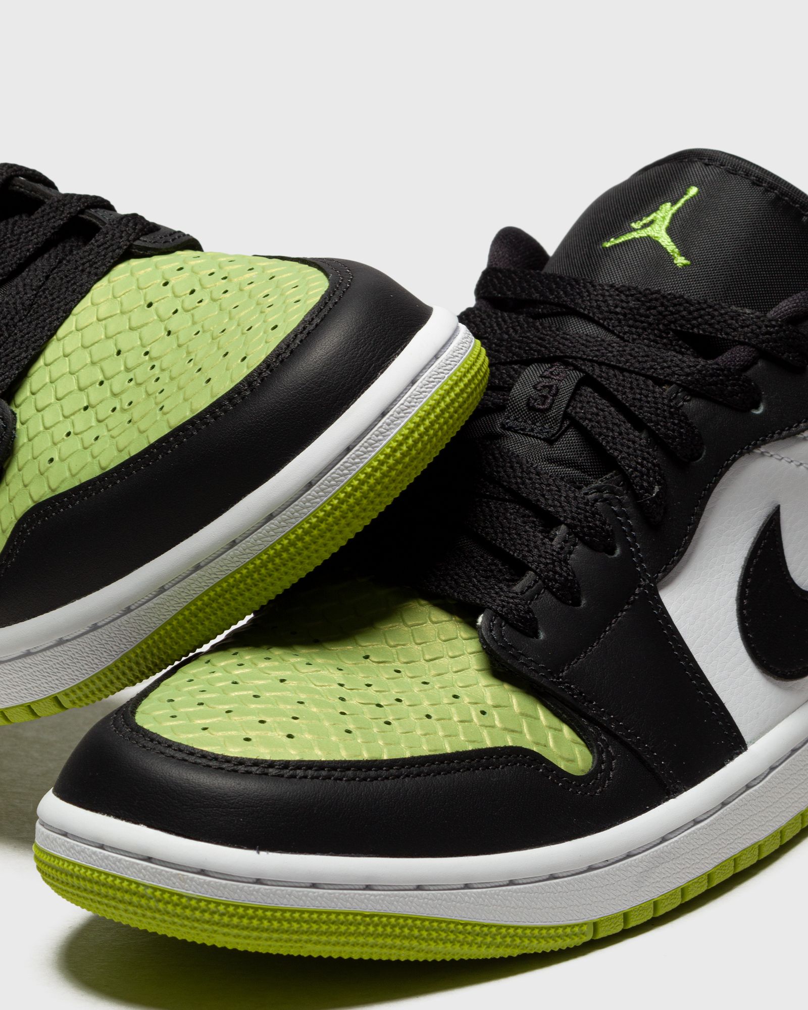 WMNS AIR JORDAN 1 LOW SE "Vivid Green"