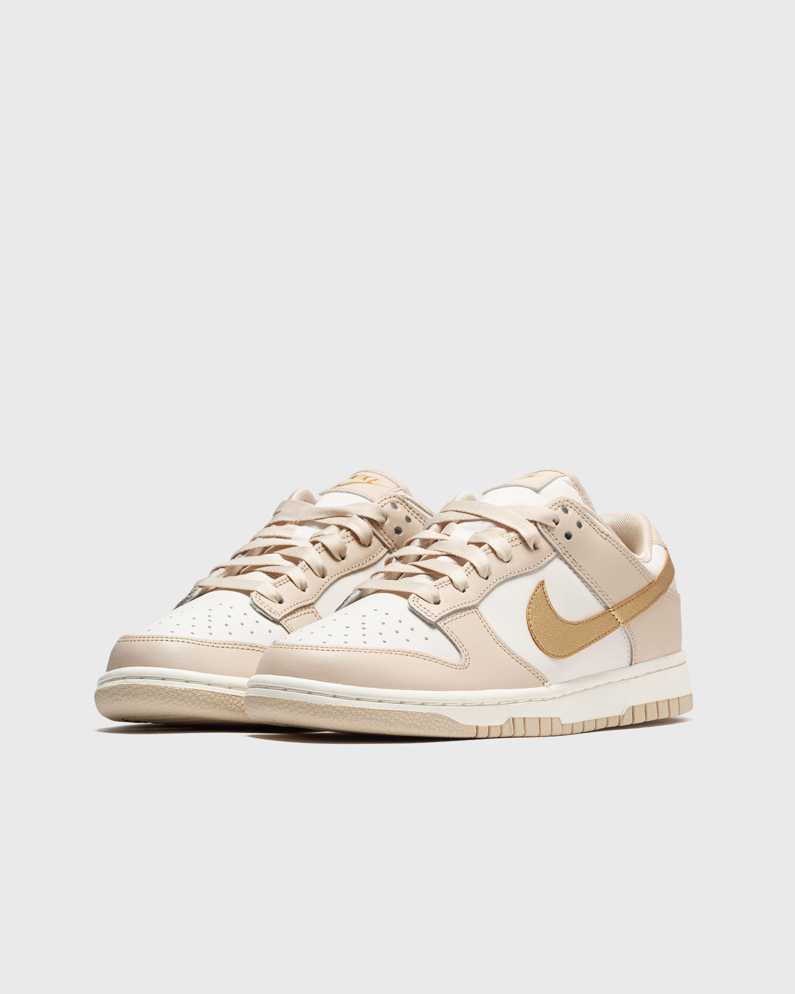 WMNS Dunk Low Ess
