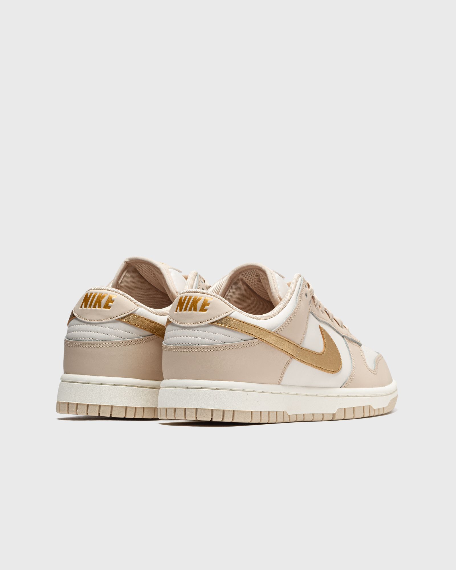 WMNS Dunk Low Ess