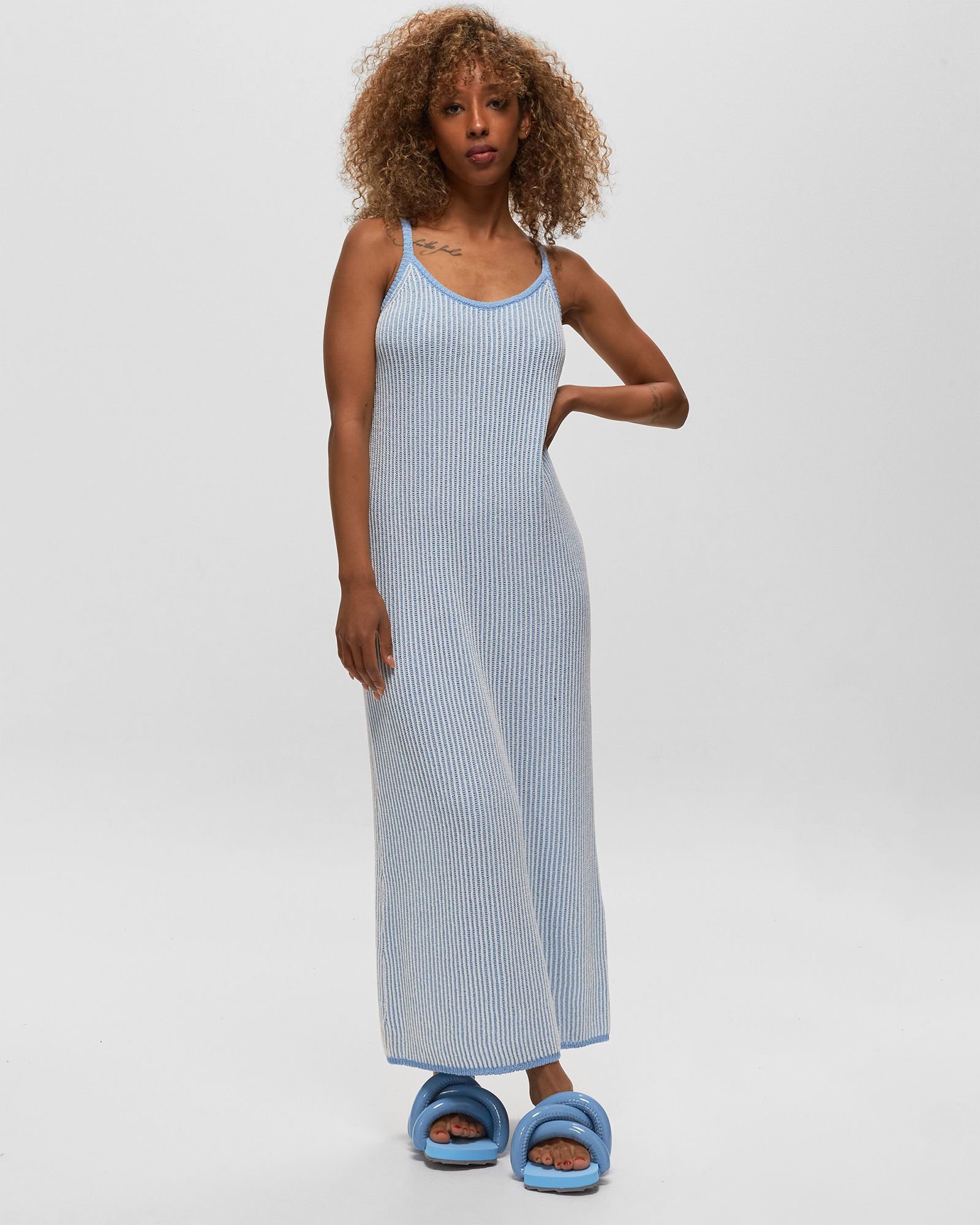 ROBE FINES BRETELLES COL ROND