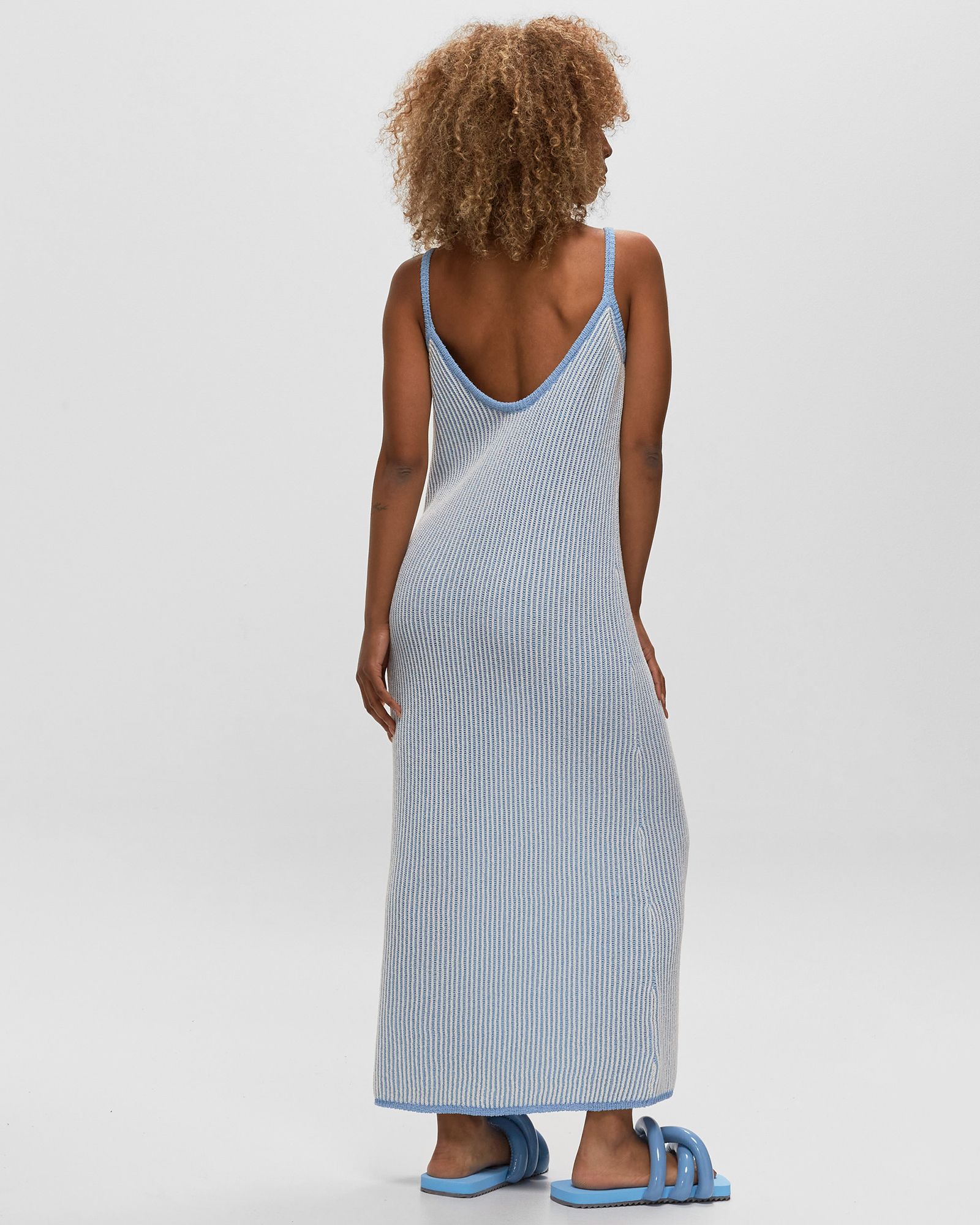 ROBE FINES BRETELLES COL ROND