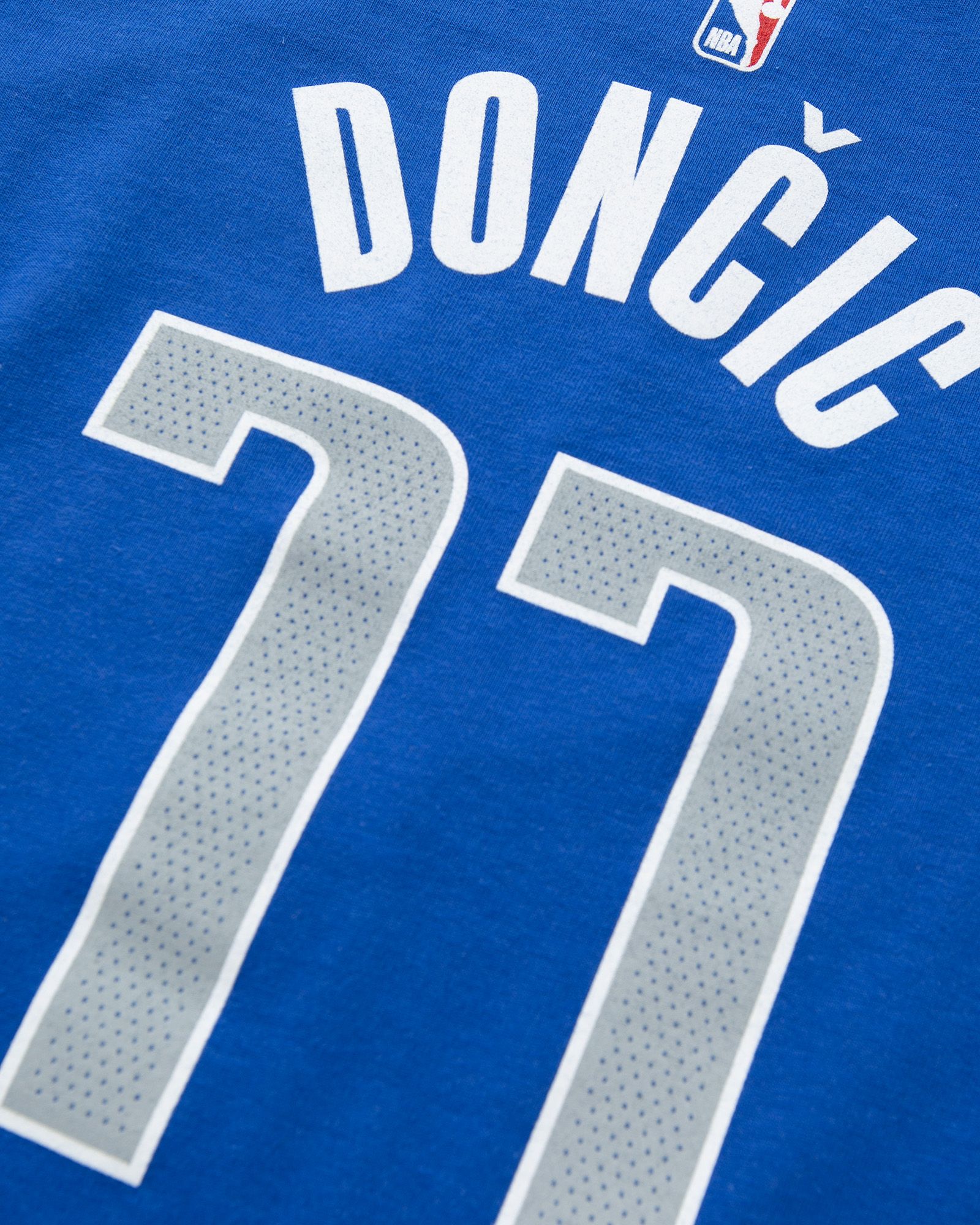 DALLAS MAVERICKS N&N TEE - ICON LUKA DONCIC #77