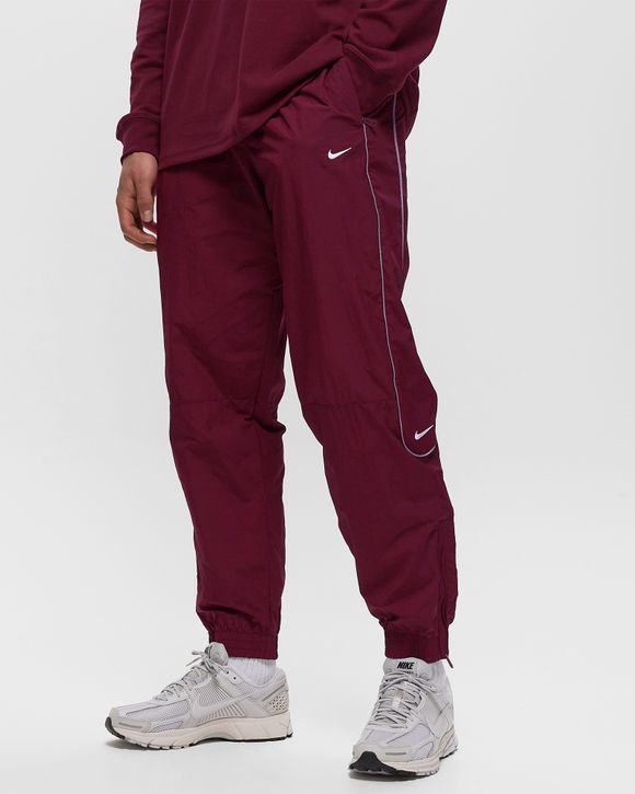 SOLO SWOOSH FLEECE PANTS TEAM RED – NRML