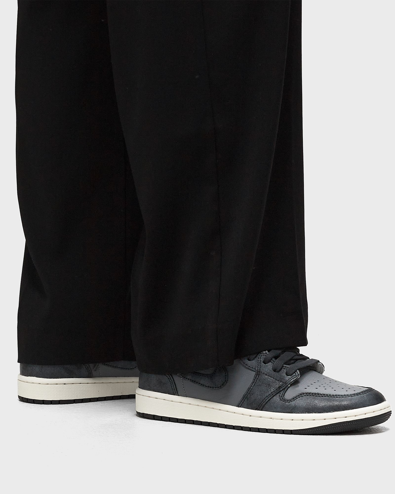 WMNS AIR JORDAN 1 MID SE