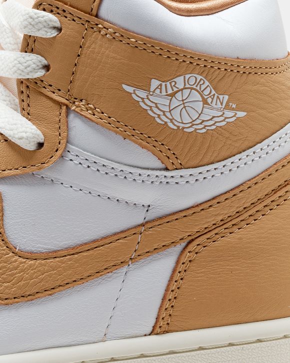 Jordan WMNS AIR JORDAN 1 RETRO HI OG 'Praline' Brown/White -  PRALINE/WHITE-SAIL