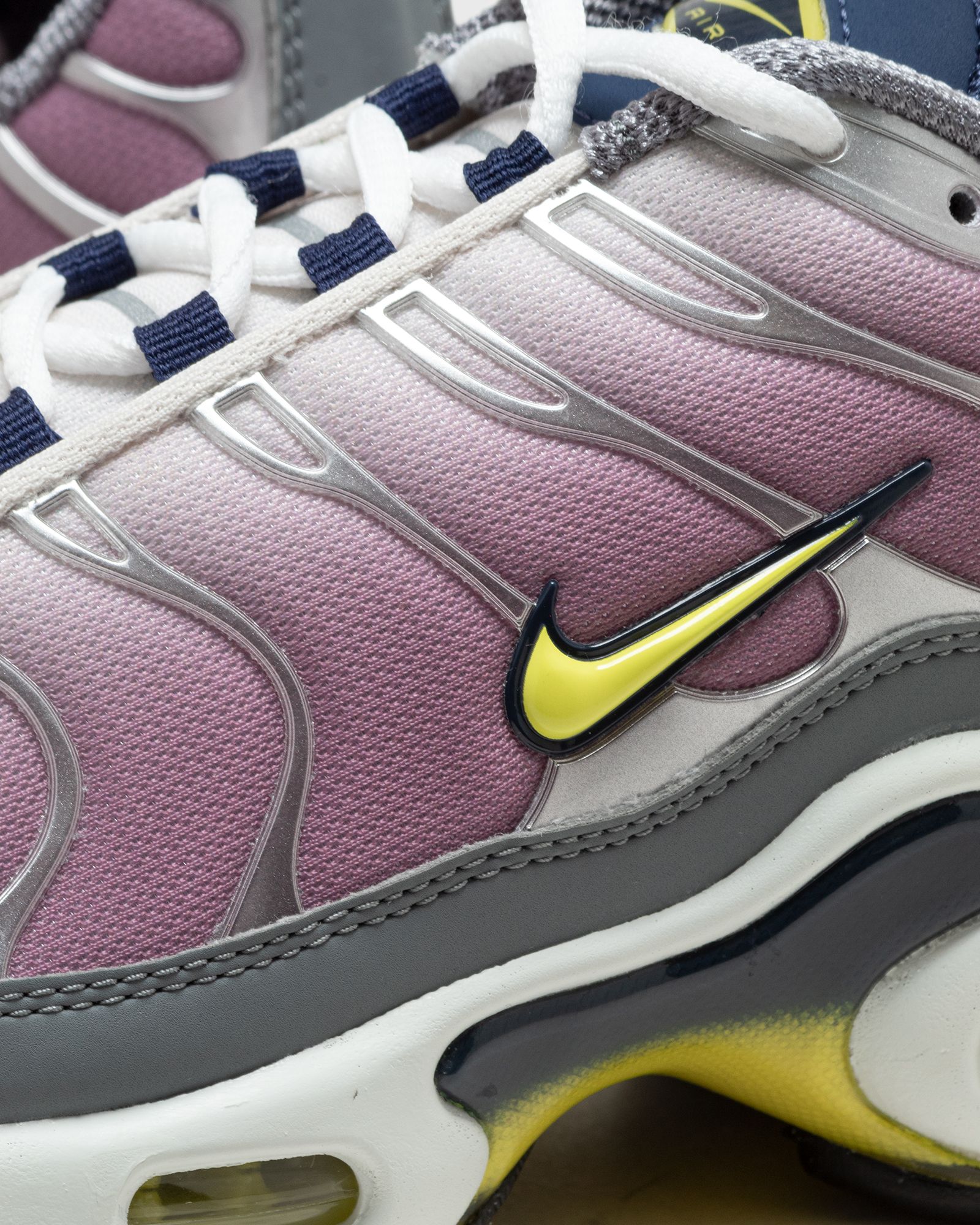 WMNS NIKE AIR MAX PLUS 'VIOLET DUST AND HIGH VOLTAGE'