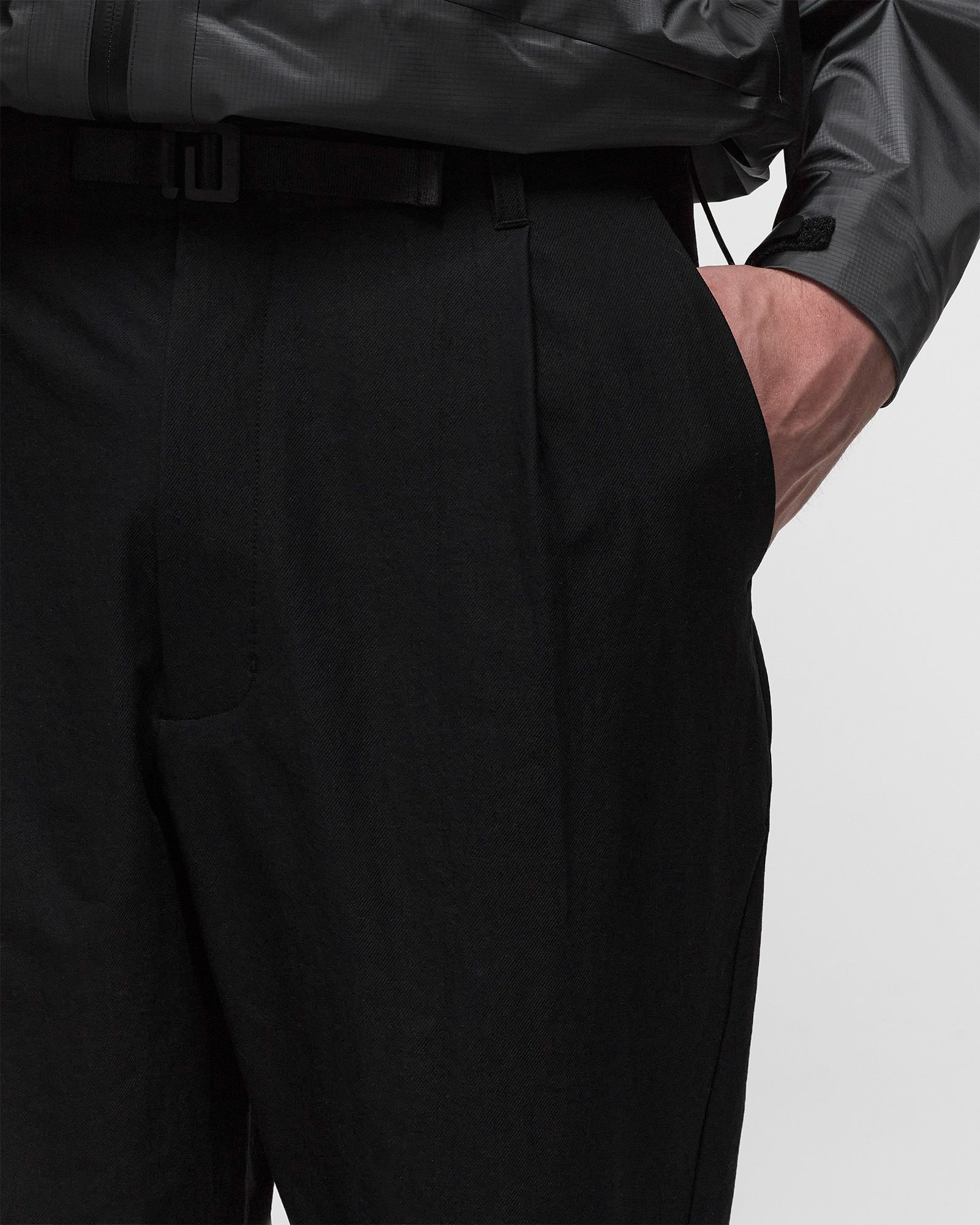 One Tuck Tapered Ankle Pants