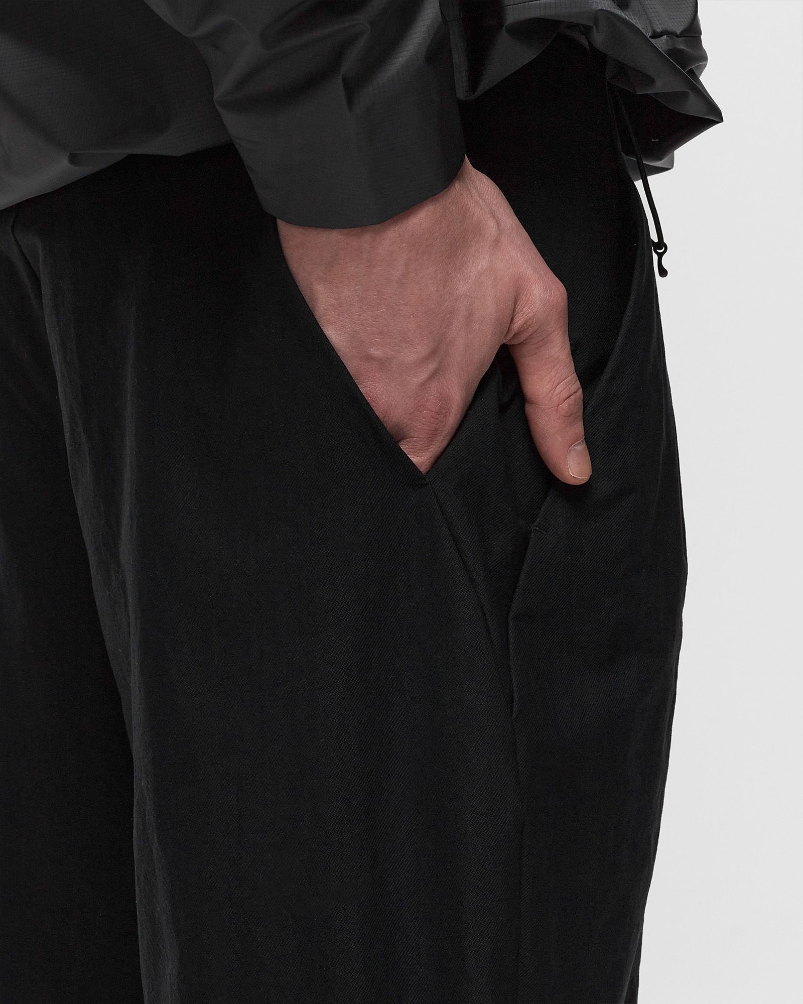 One Tuck Tapered Ankle Pants