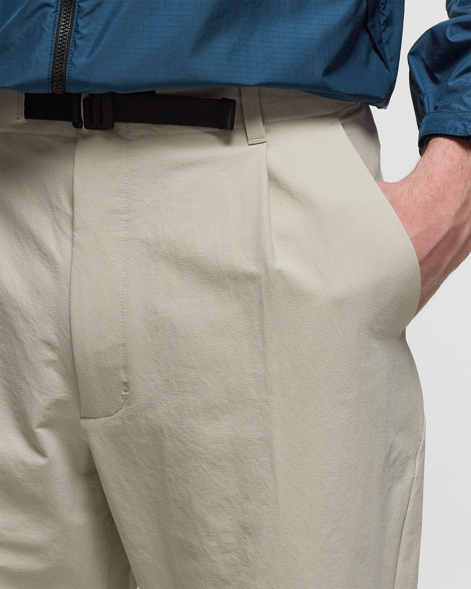 One Tuck Tapered Ankle Pants