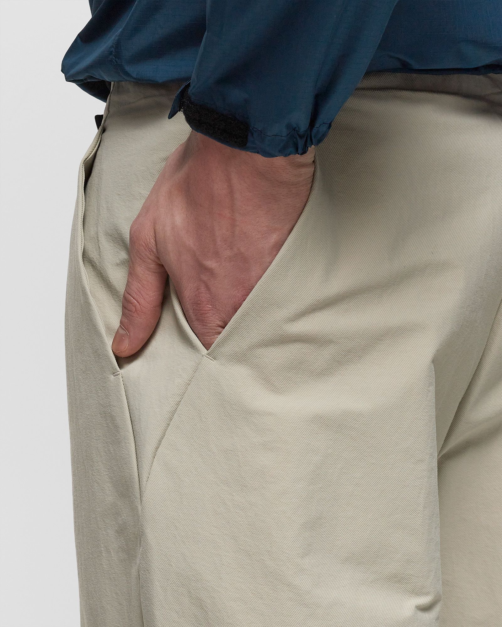 One Tuck Tapered Ankle Pants