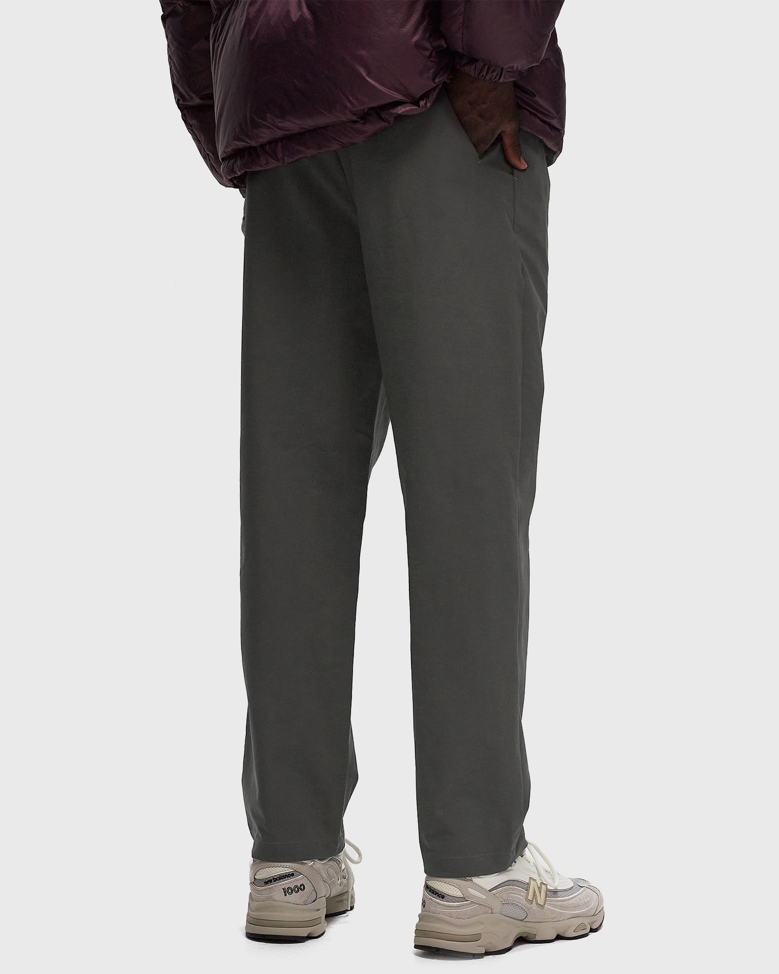 One Tuck Tapered Stretch Pants