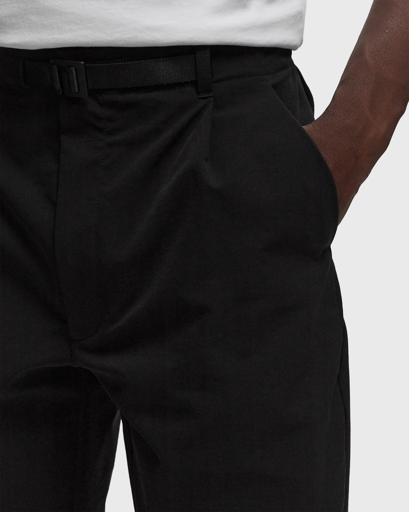 One Tuck Tapered Stretch Pants