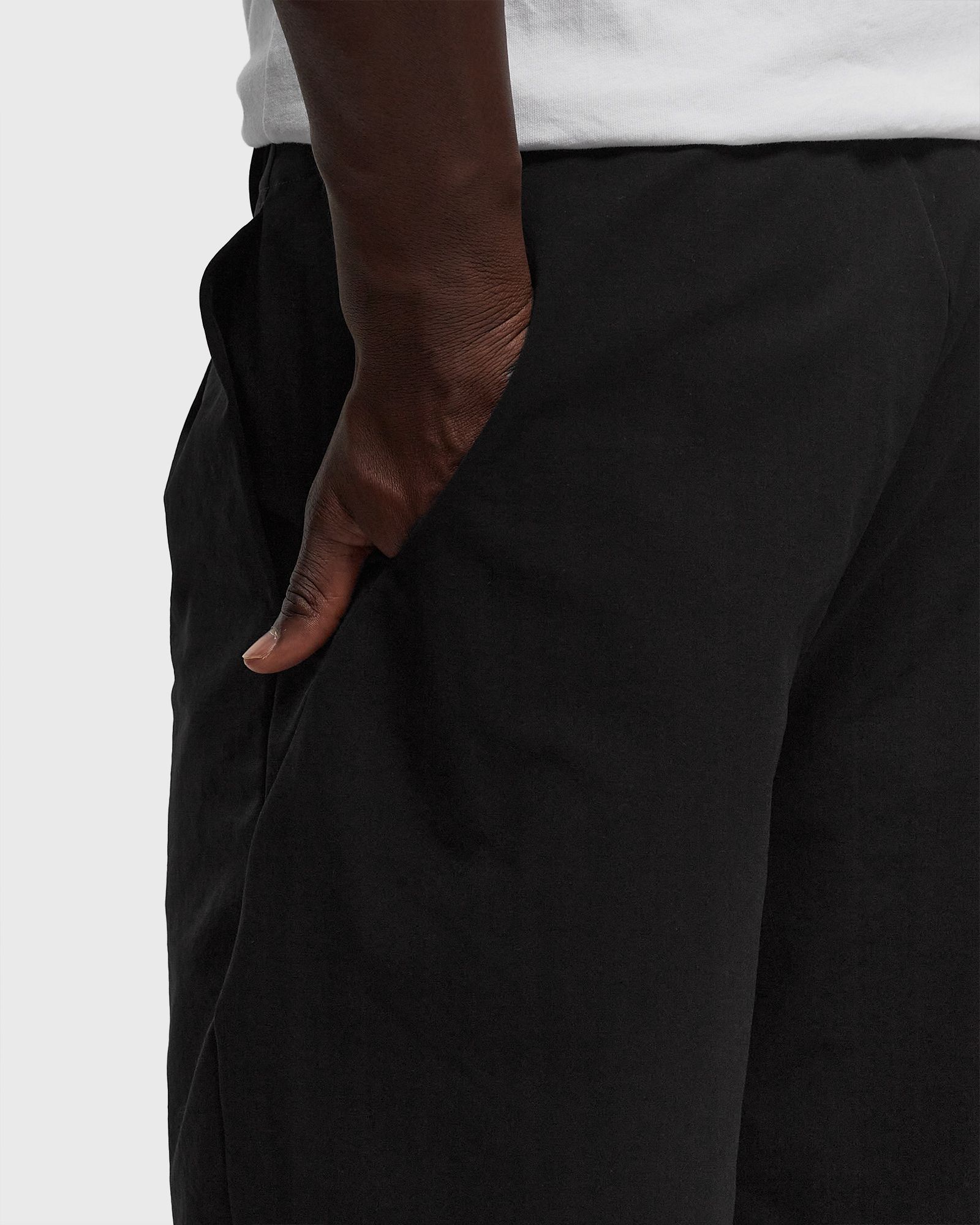 One Tuck Tapered Stretch Pants