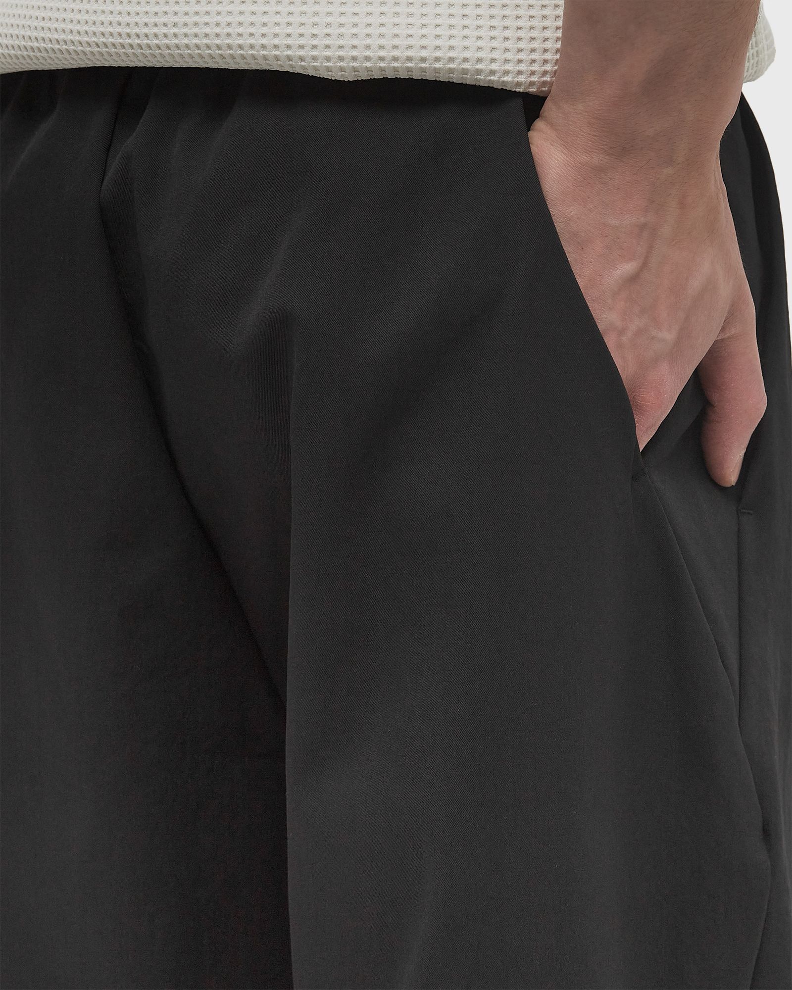 One Tuck Tapered Stretch Pants