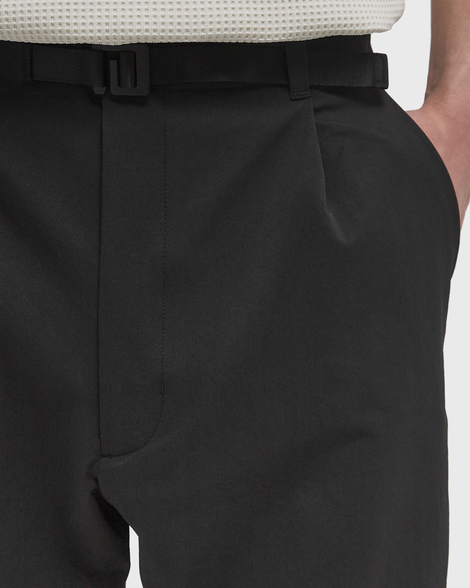 One Tuck Tapered Stretch Pants