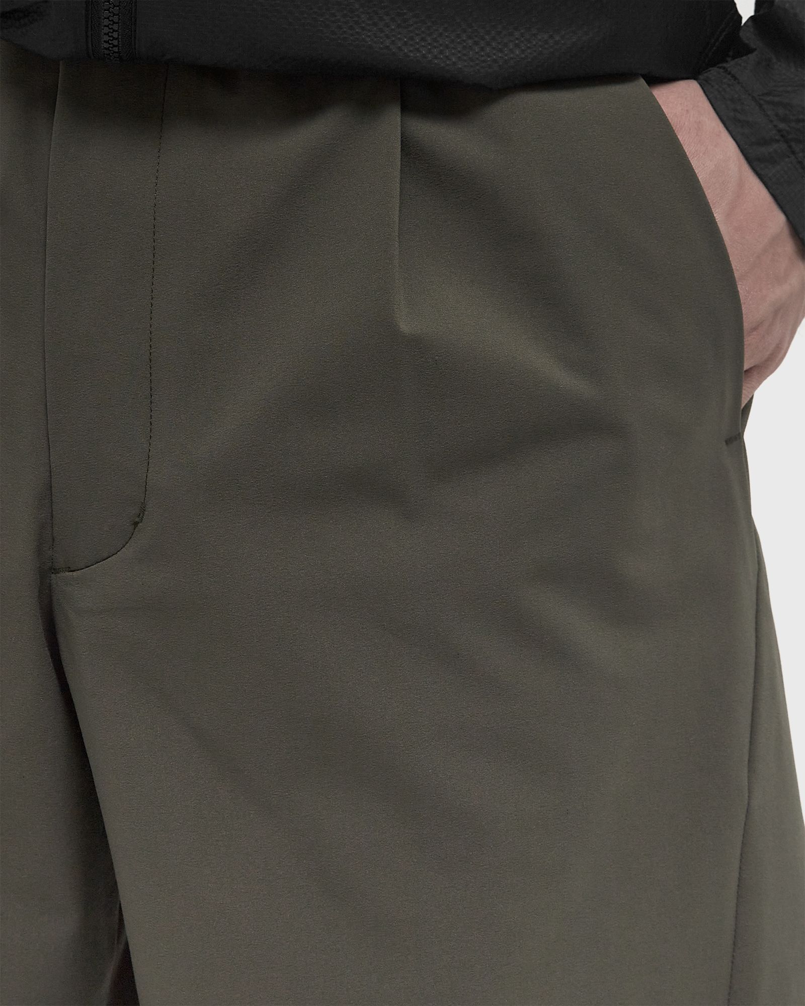 One Tuck Light Stretch Shorts