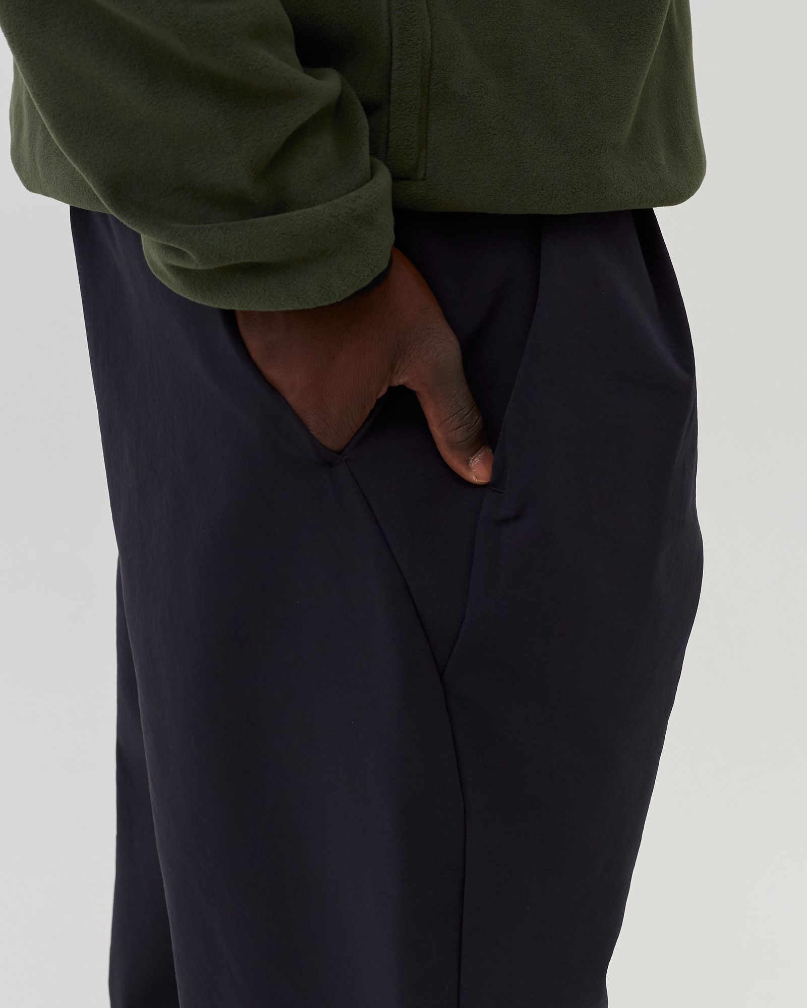 One Tuck Tapered Stretch Pants