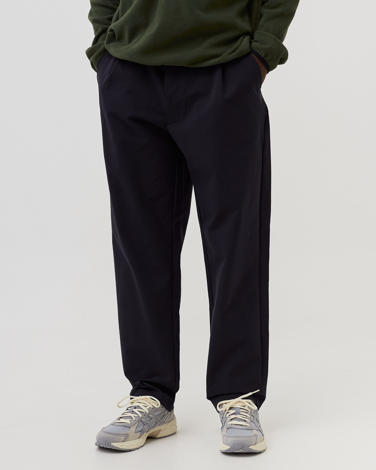 One Tuck Tapered Stretch Pants