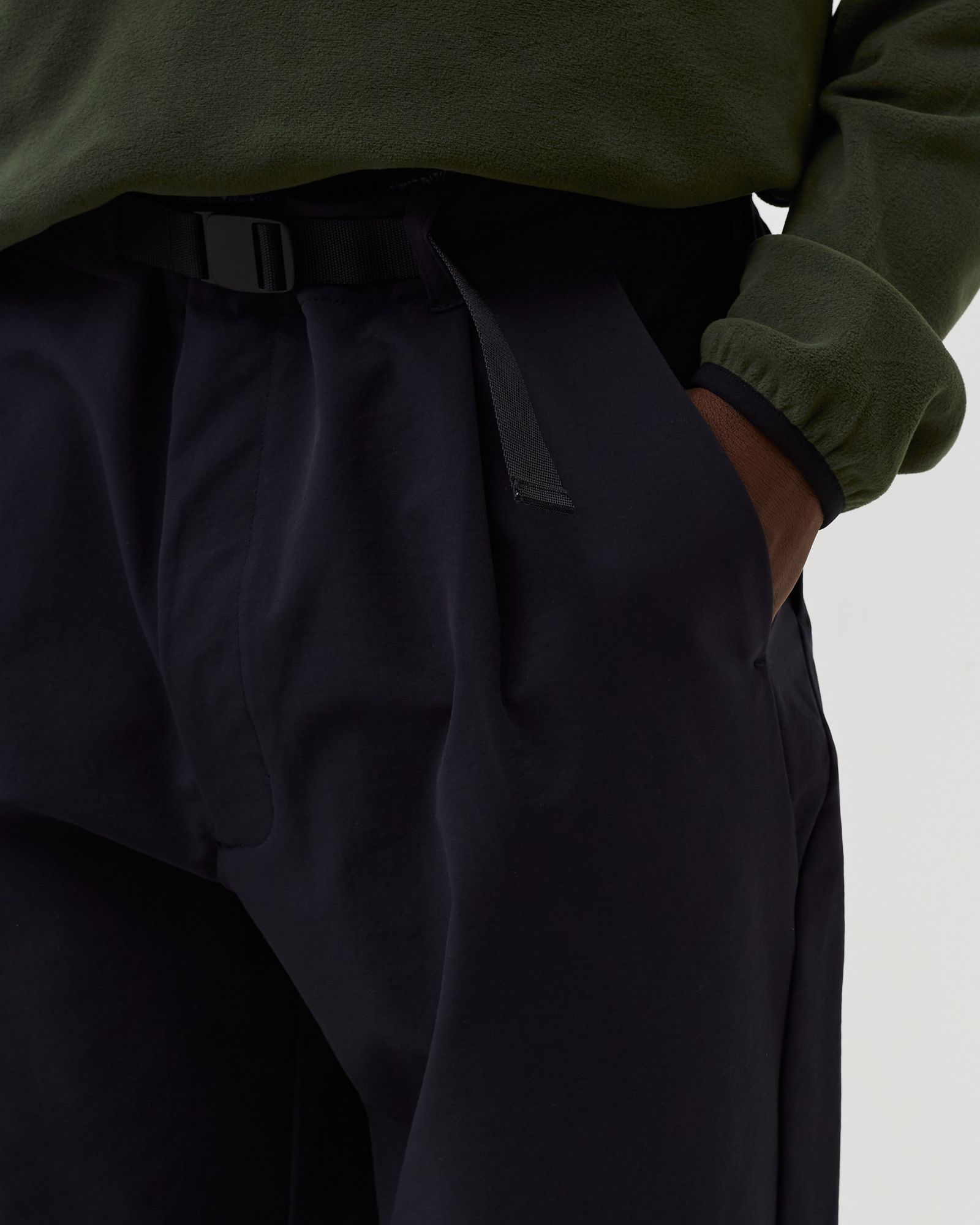 One Tuck Tapered Stretch Pants
